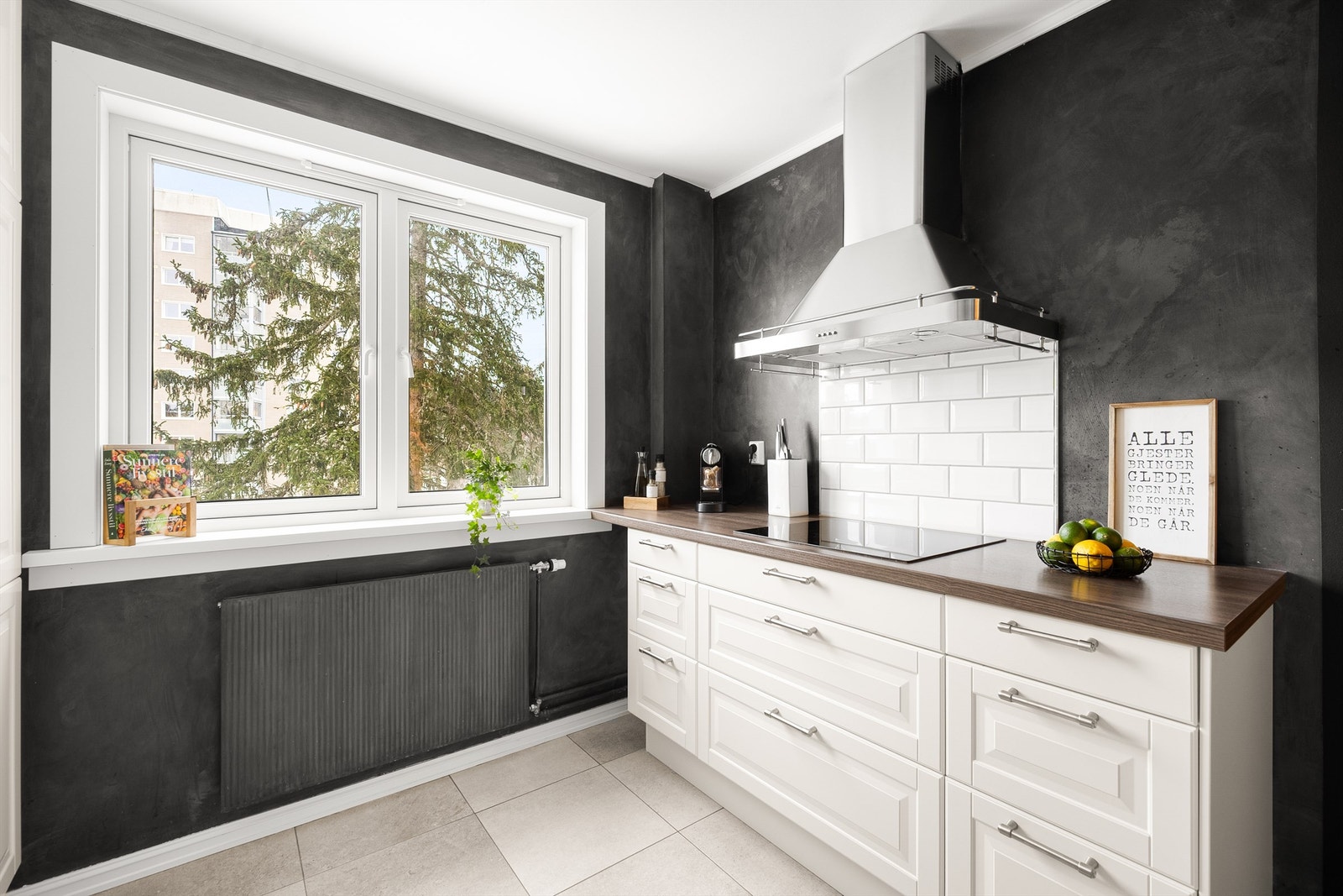 Kjøkkenvinduet slipper inn godt med dagslys og gir utsyn mot fellesområdene. Galleribilde