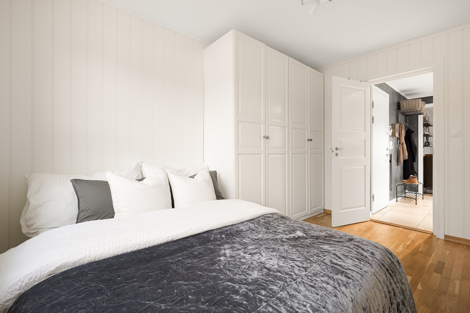 Rommet har parkett på gulvet og vegger med lyse panelplater. Galleribilde