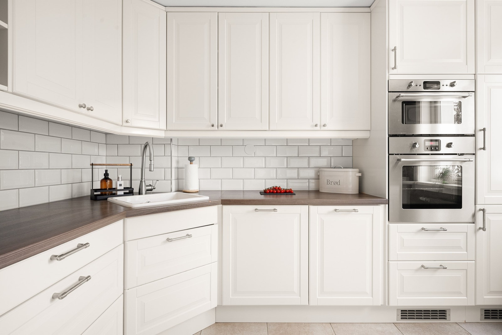 Nedsenket himling med downlights sørger for god og jevn belysning. Galleribilde