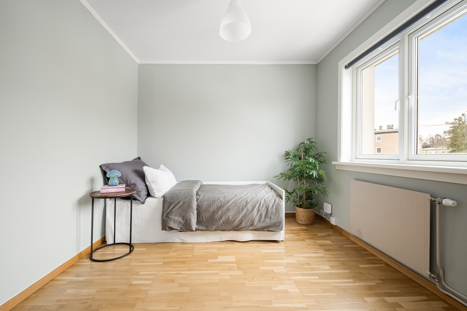 Det andre soverommet har en god størrelse og egner seg godt som barnerom eller kontor. Rommene vender hver sin vei og har begge god plass til større innredning. Galleribilde