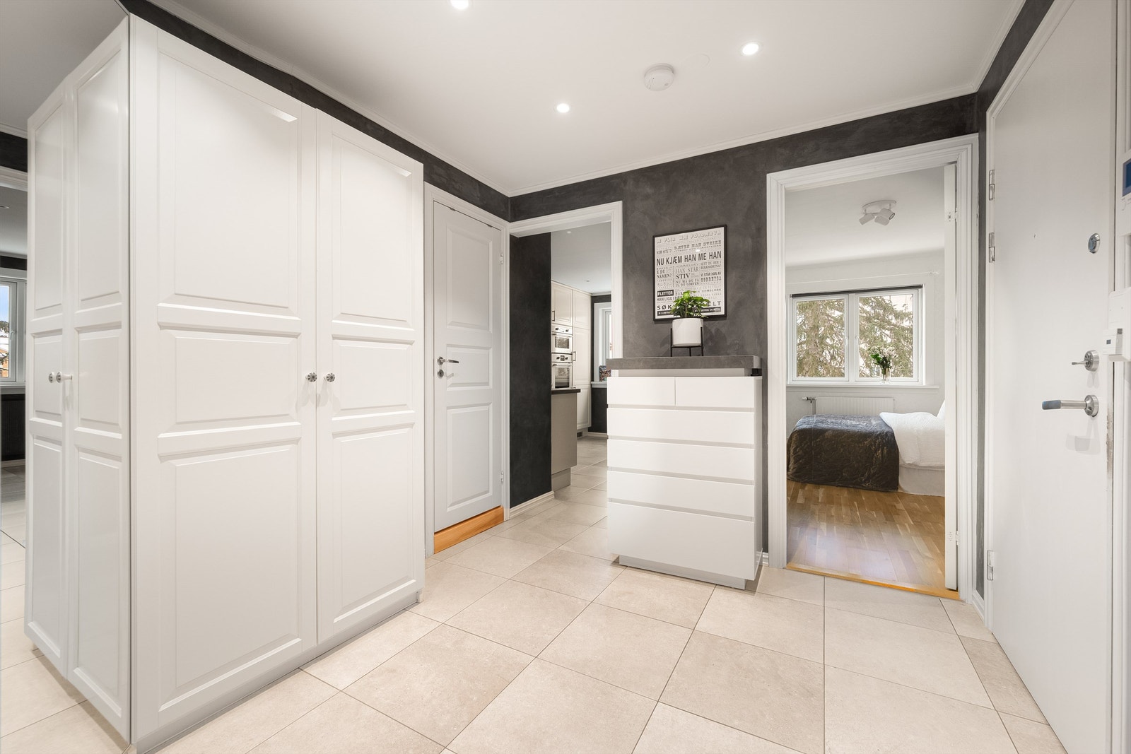 Garderobeskap i entréen gir praktiske oppbevaringsmuligheter fra første steg inn. Vi tar en titt på soverommene. Galleribilde