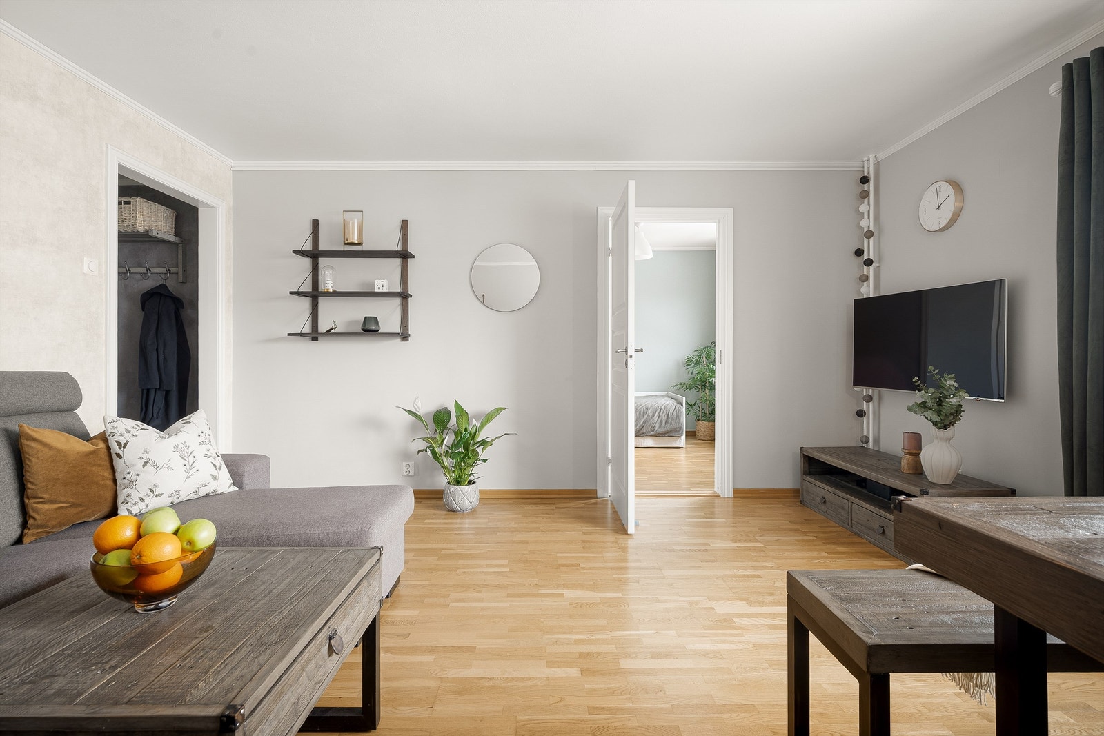 Rommet har parkett på gulvet. Galleribilde