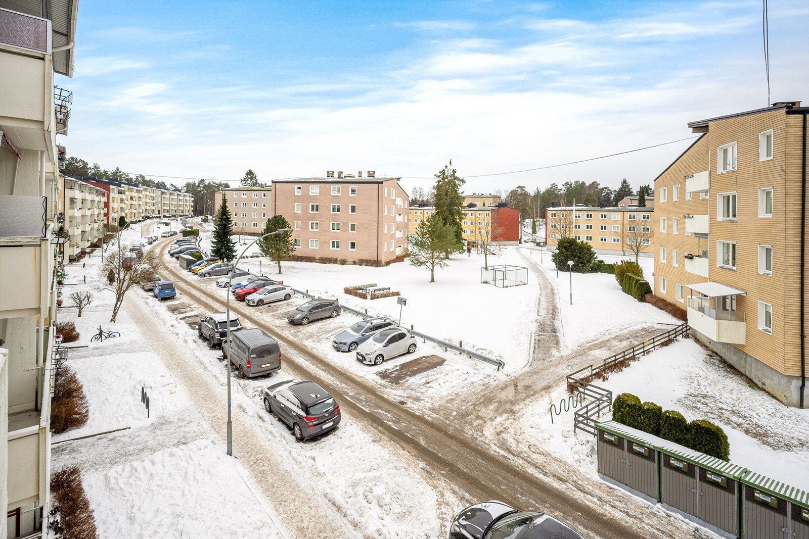 Beliggenhet i et rolig og veletablert nabolag på Bergkrystallen, med kort vei til det meste. Galleribilde