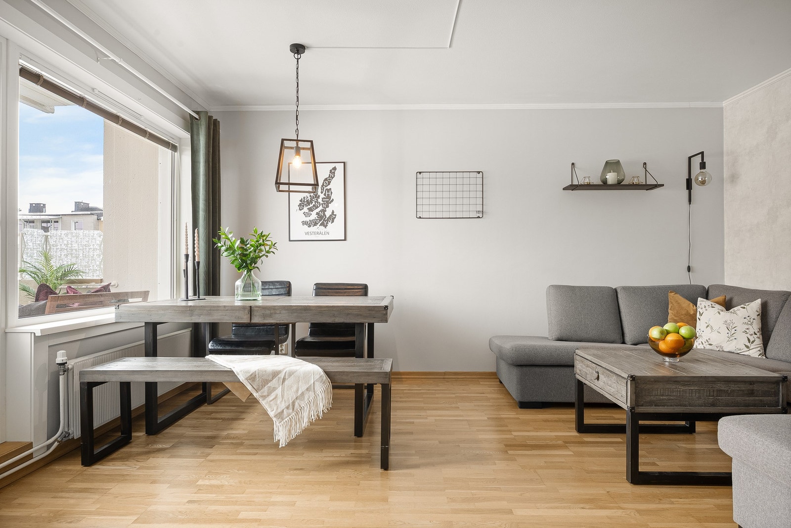 Stuen er et sosialt samlingspunkt med god plass til både sofagruppe og spisebord. Galleribilde