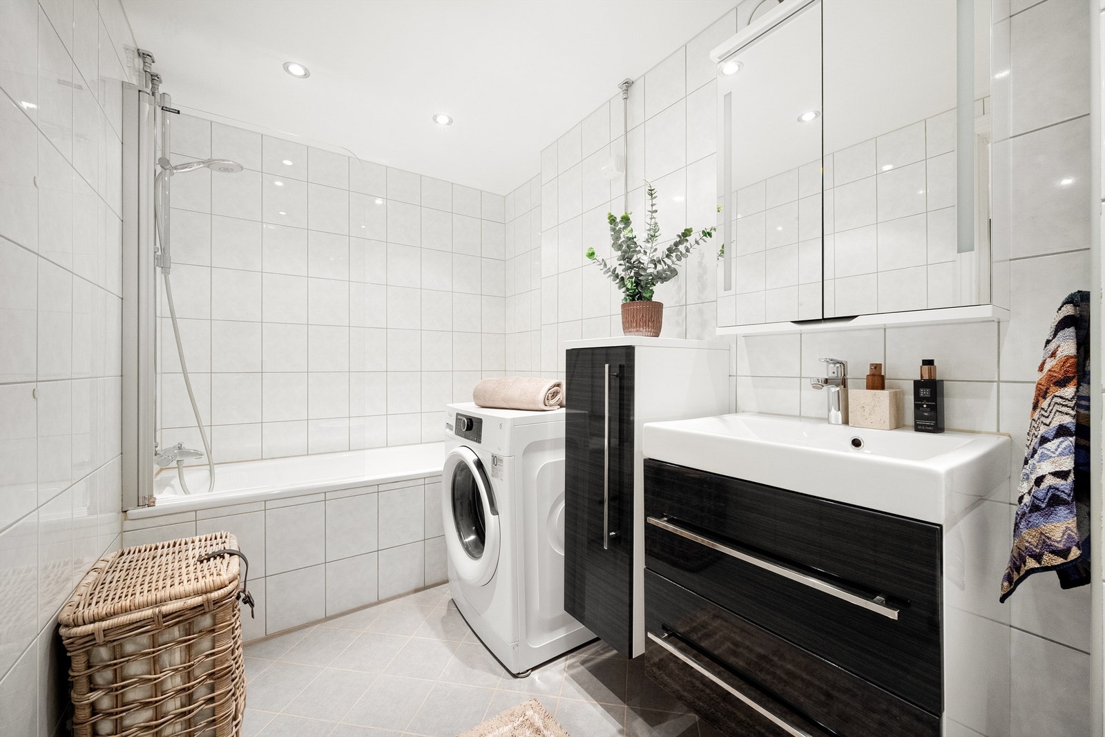 Pent, flislagt bad oppgradert i 2013, med innebygget badekar for ekstra komfort. Galleribilde