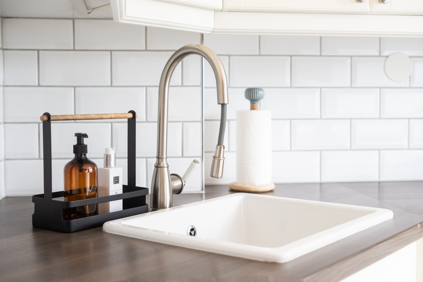 Detaljer som nedfelt kjøkkenvask med moderne armatur understreker kvaliteten. Galleribilde