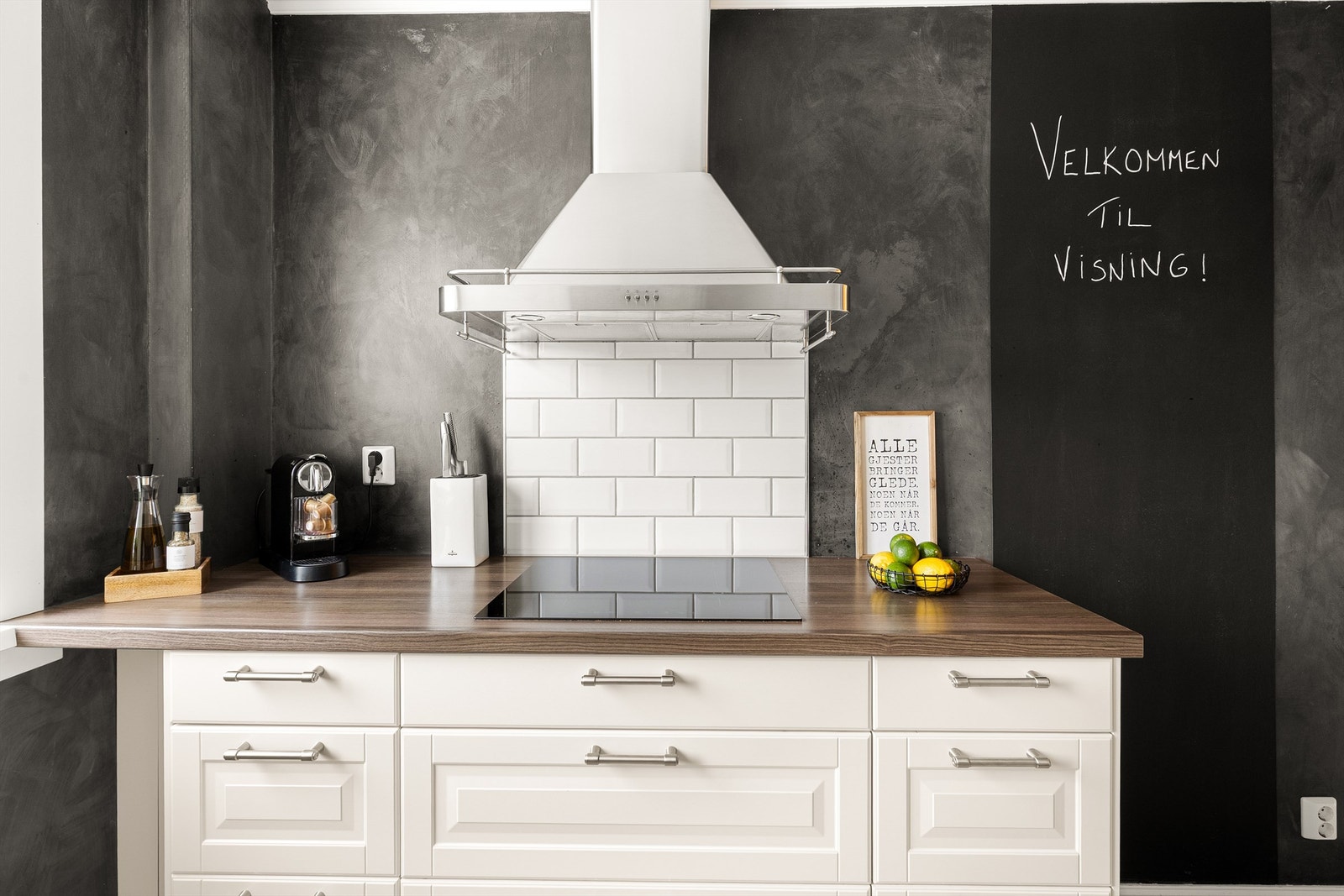 God arbeidsflate på begge sider. Laminatbenkeplate og en effektiv, vegghengt ventilator bidrar til enkel og god matlaging. Galleribilde