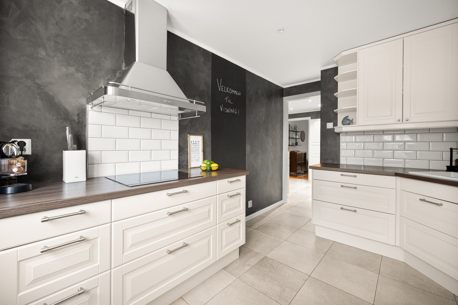 Rikelig med skap- og benkeplass gir et funksjonelt og ryddig kjøkken. Galleribilde