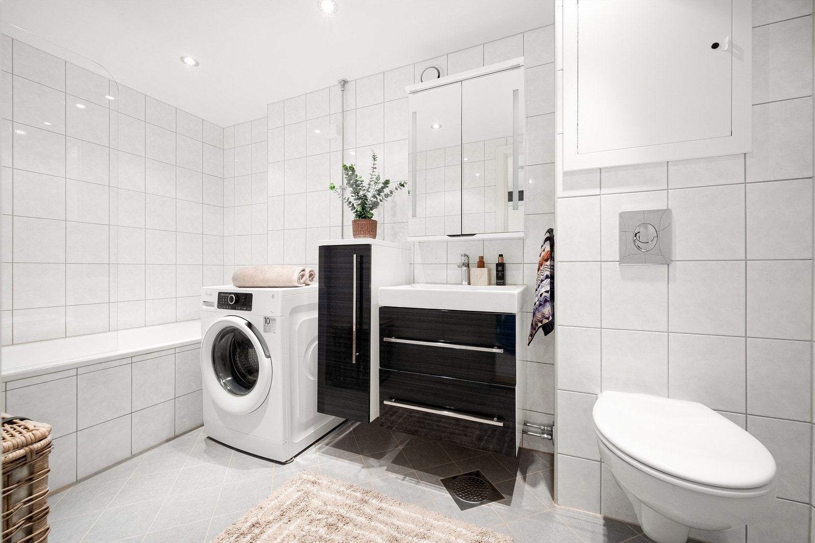 Badet har elektrisk gulvvarme, downlights, vegghengt toalett og praktisk opplegg for vaskemaskin. Galleribilde