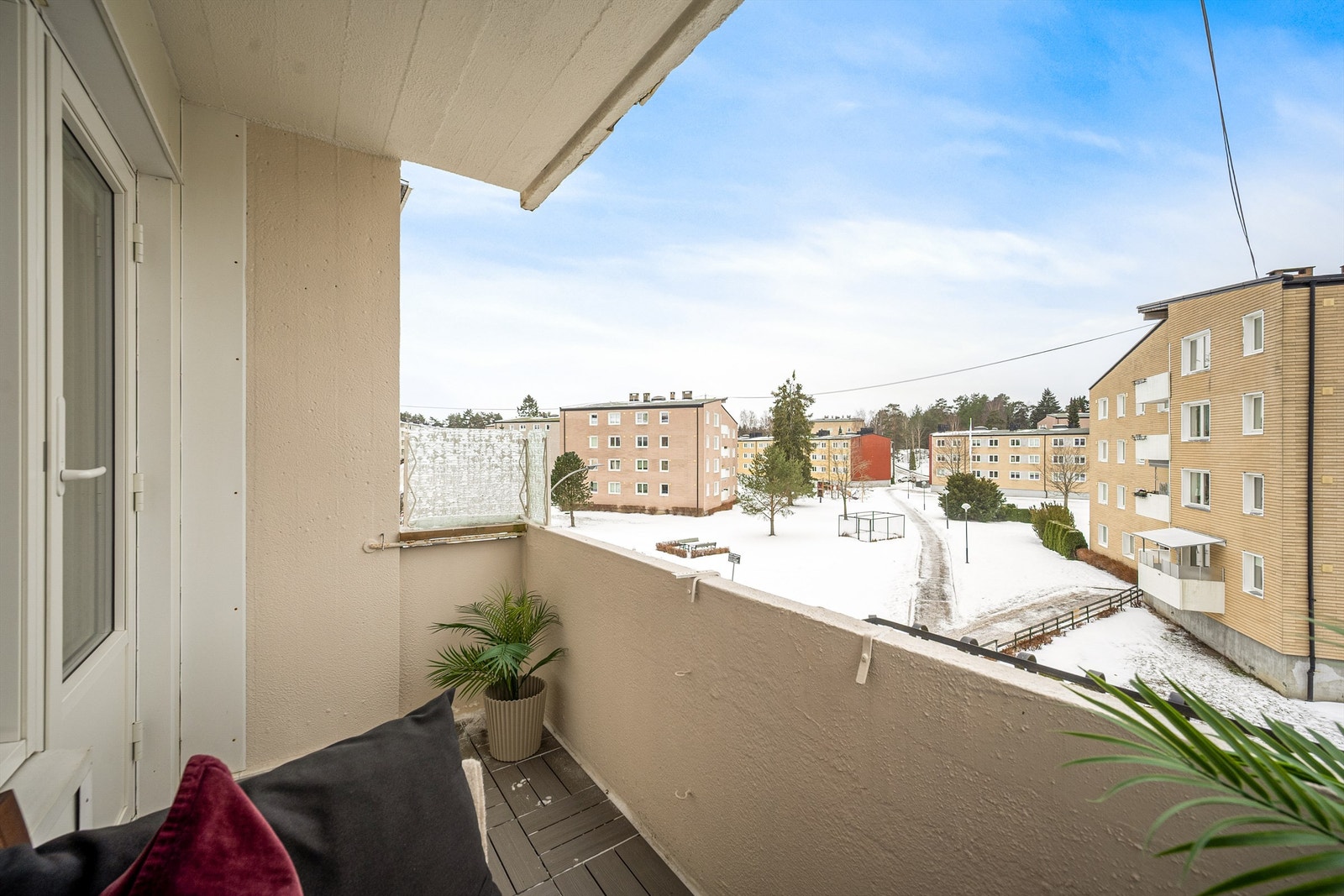 Fra stuen er det utgang til en balkong på 4 m² med utsikt over fellesområdene. Galleribilde