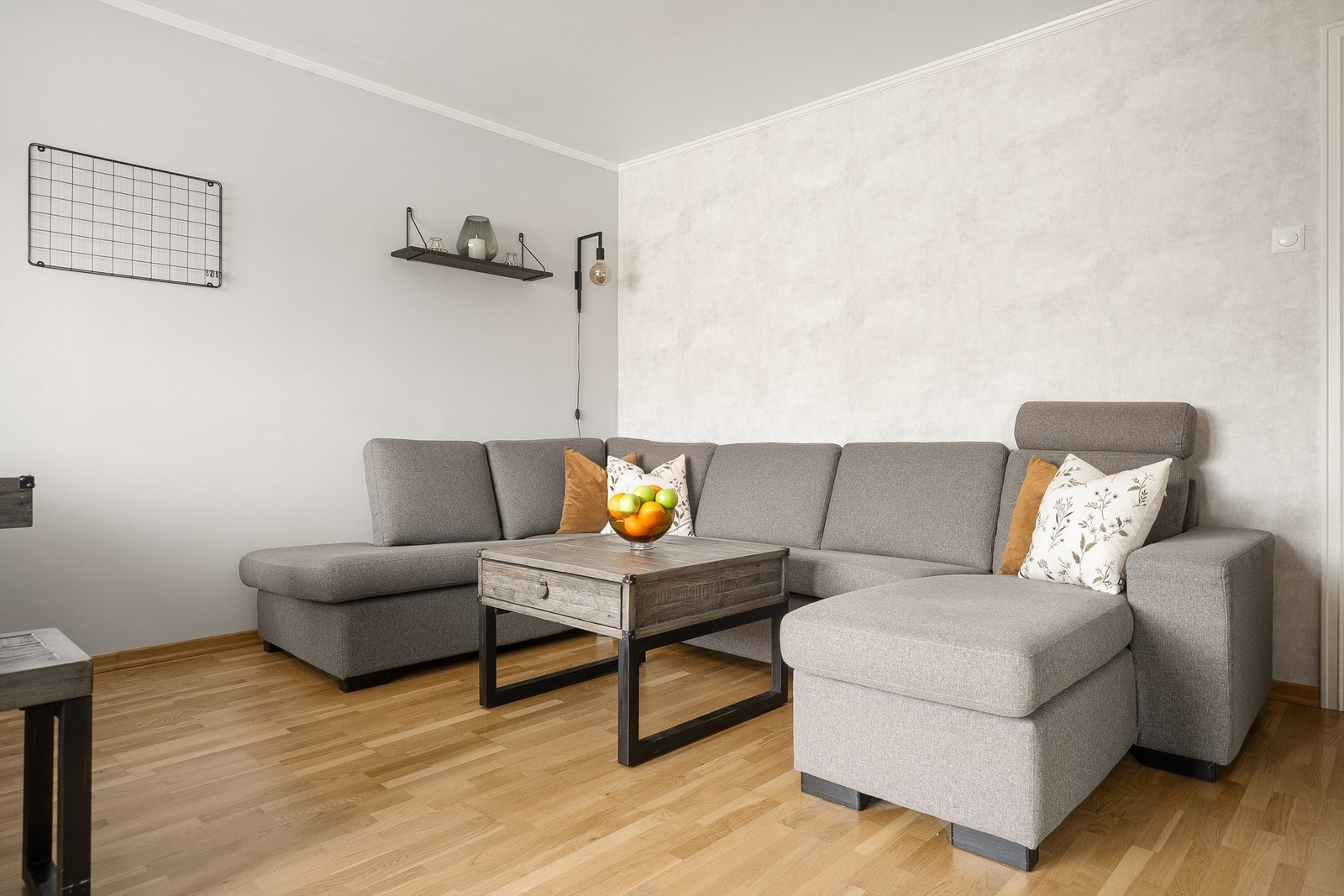 Lyse, malte veggflater gir en nøytral base for personlig innredning. Galleribilde