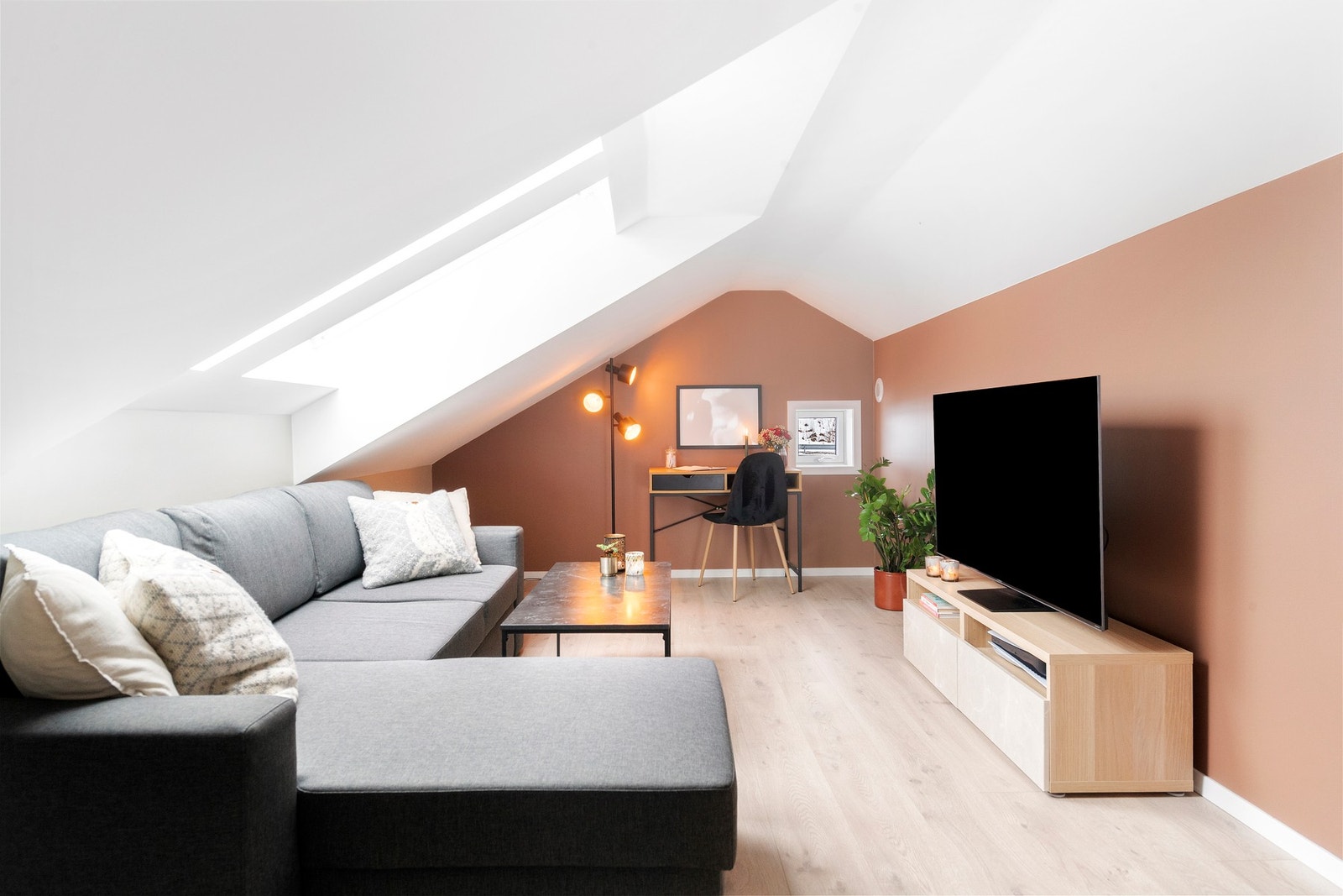 Hemsen er svært lys og innbydende med sine to vestvendte takvinduer. Galleribilde