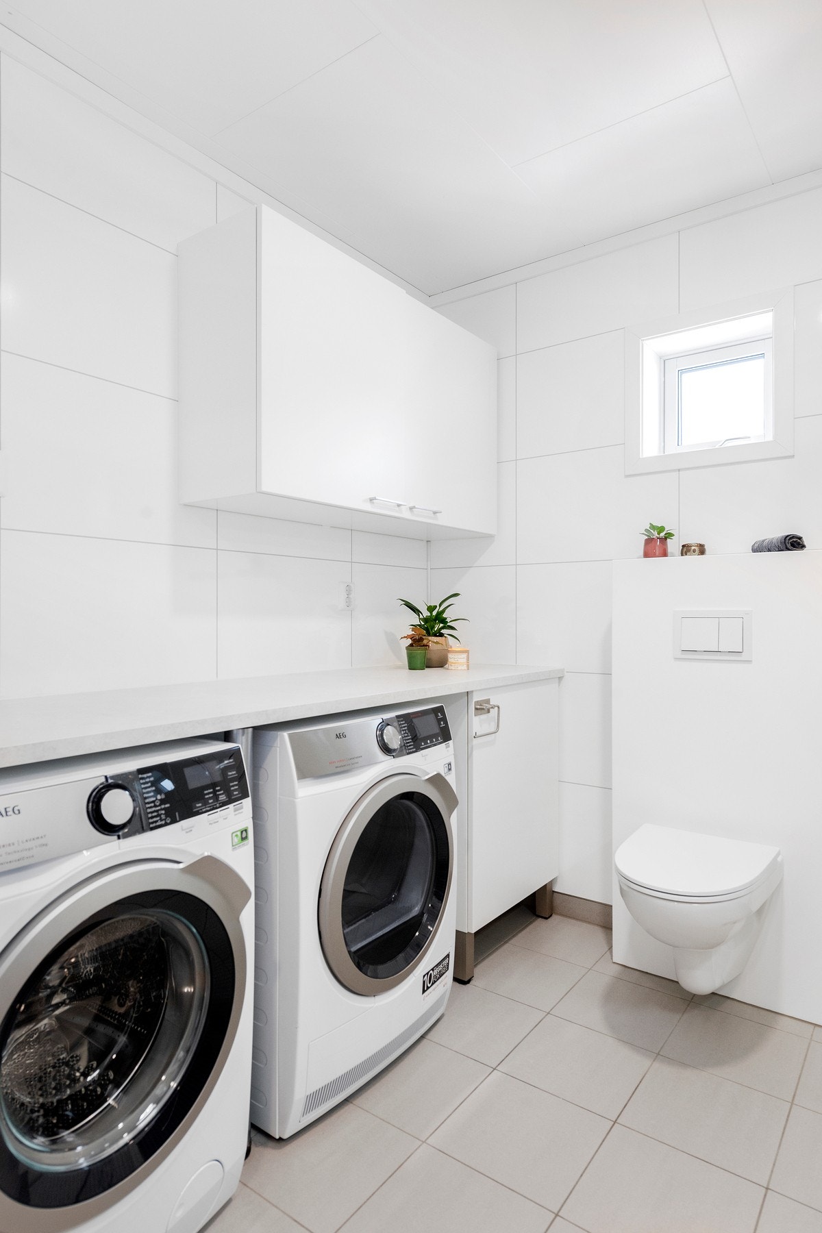 Bad/vaskerom er utstyrt med svært rpaktisk vaskeromsinnredning. Galleribilde