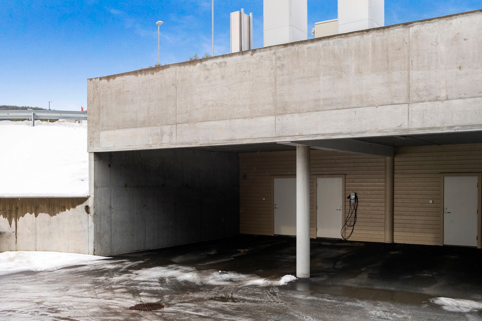 Leiligheten disponerer garasjeplass og sporstbod nr. 2 fra venstre. Galleribilde