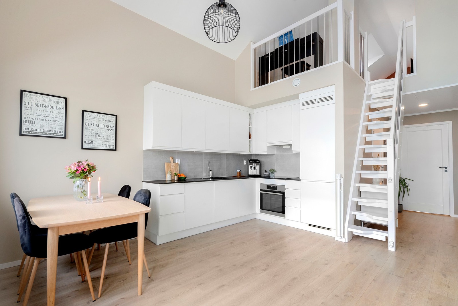 Boligen har et flott og tidsriktig kjøkken levert av Fossline. Kjøkkenet har god grunnbelysning, god benkeplass og integrerte hvitevarer. Galleribilde