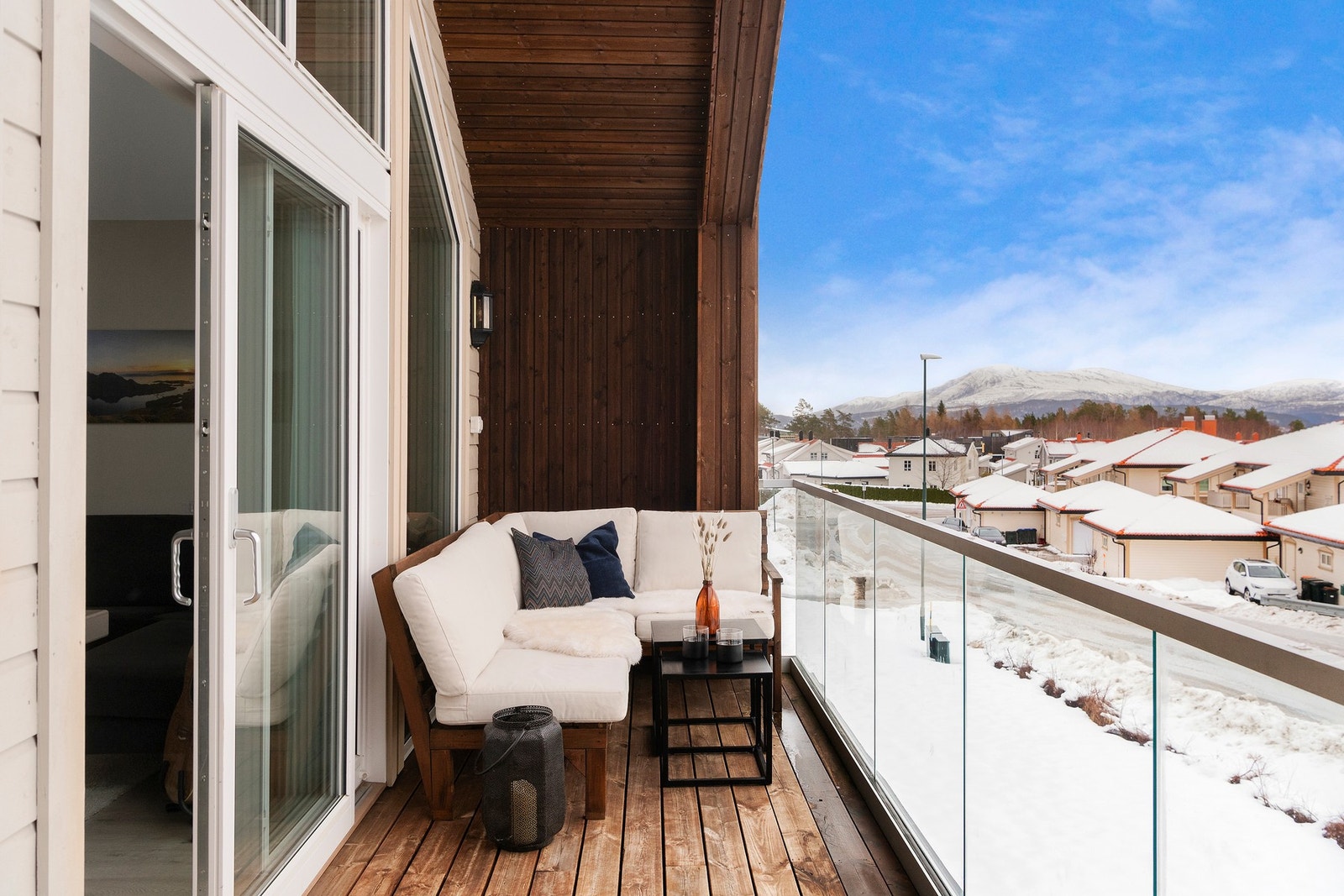 Leiligheten har en romslig balkong med overbygg og glassrekkverk. Galleribilde