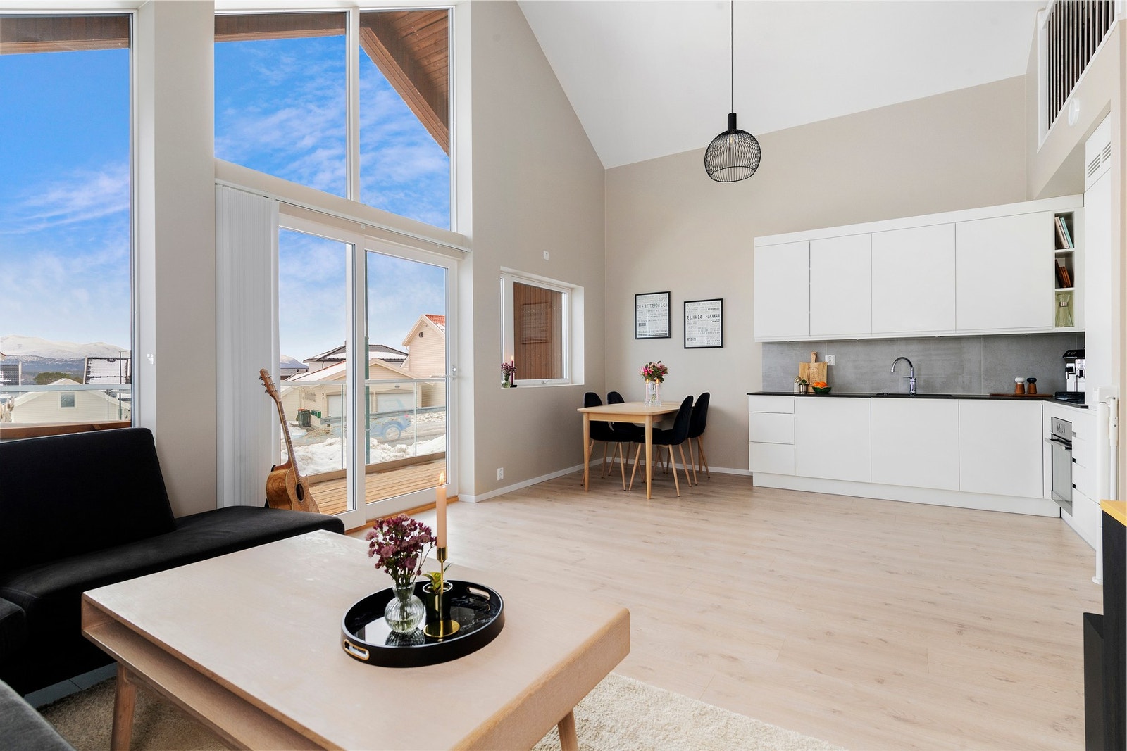 Velkommen inn! Stuen er utstyrt med store, sørvendte vindusposter som gir både god romfølelse og gode lysforhold. Galleribilde