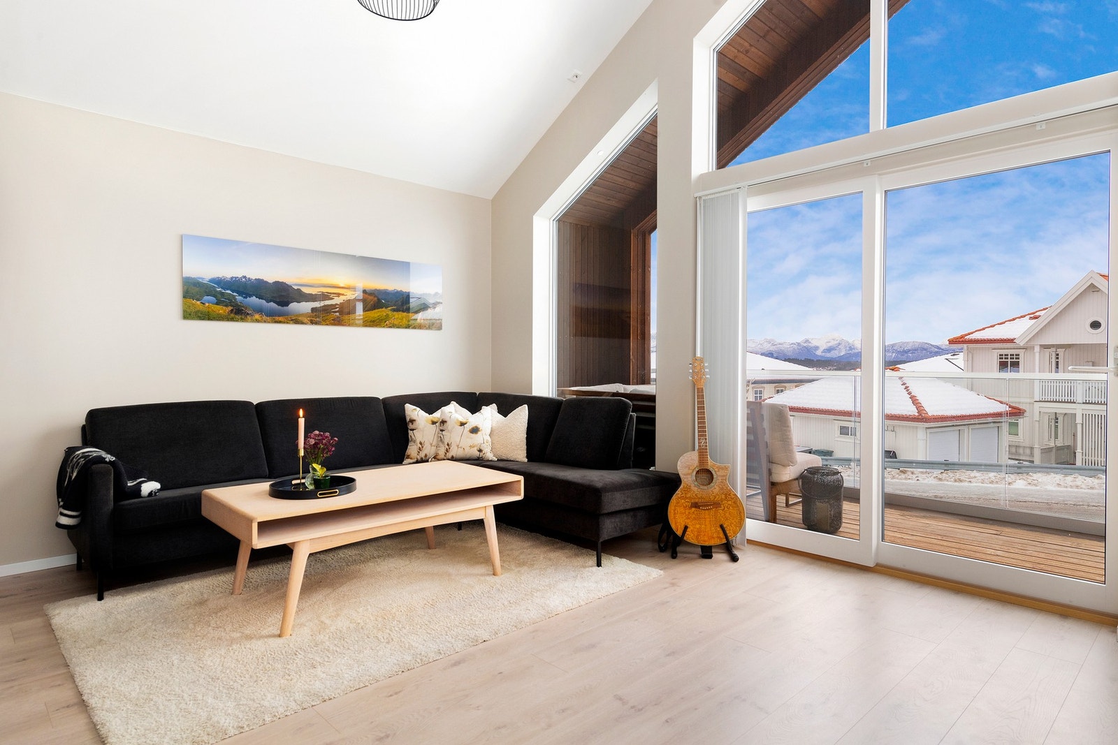 På stue- og kjøkken er det en fantastisk, god takhøyde. Galleribilde