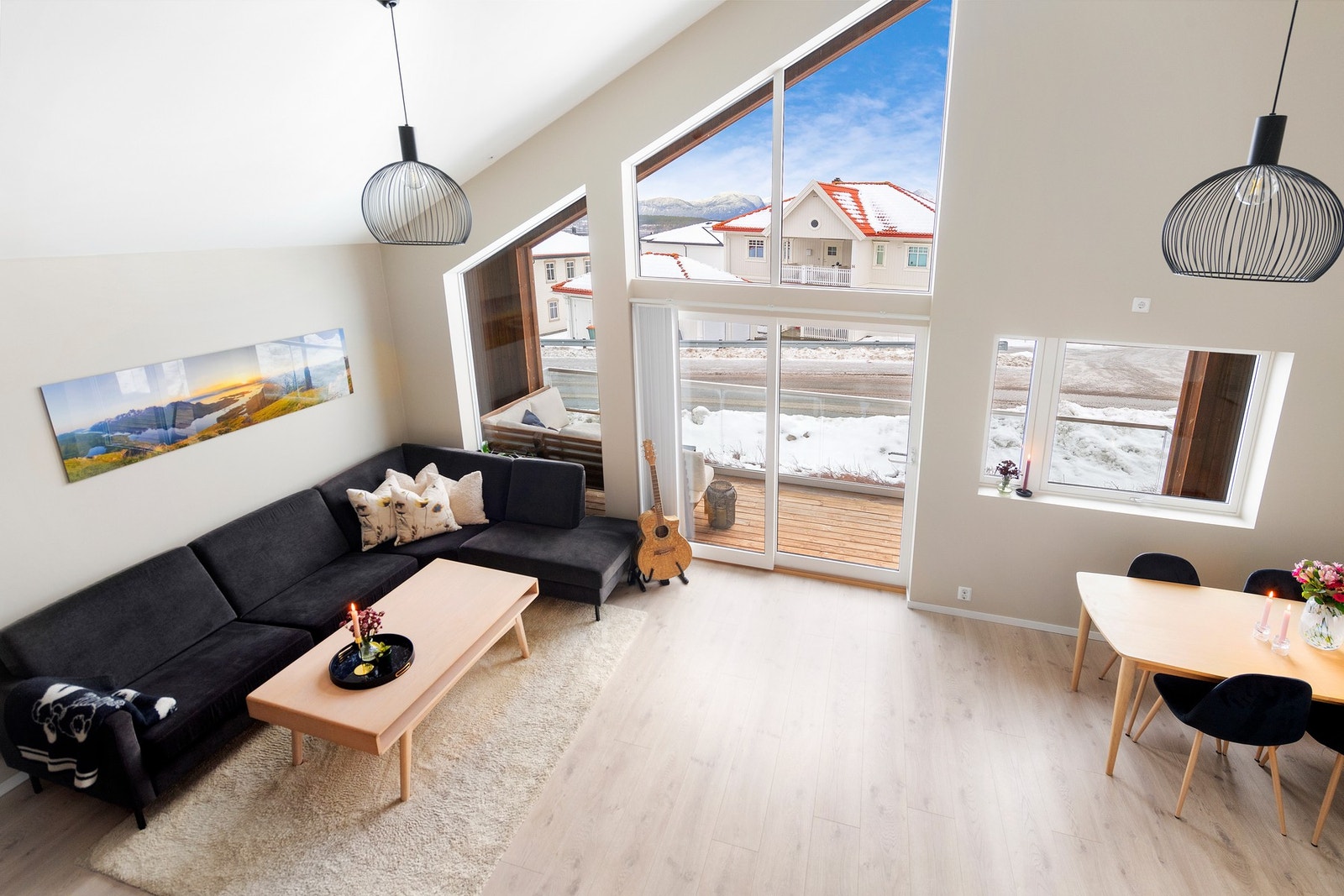 Leiligheten har en åpen stue- og kjøkkenløsning. Galleribilde