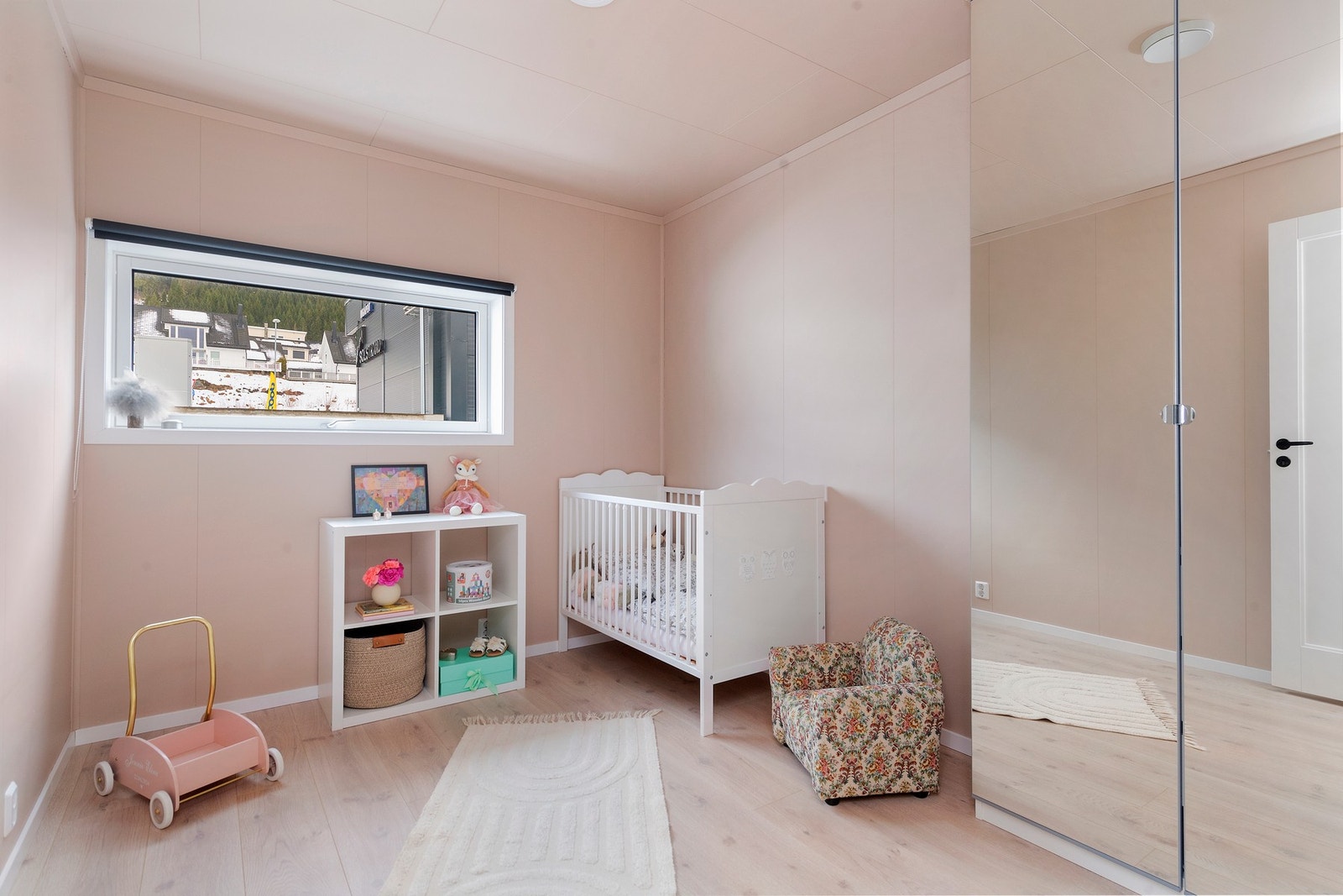 Soverom nr. 2 med garderobeskap. Galleribilde