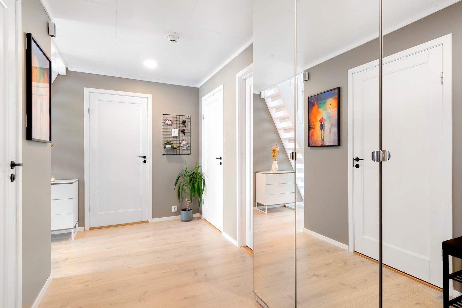 Lys og trivelig entré med garderobeskap. Galleribilde