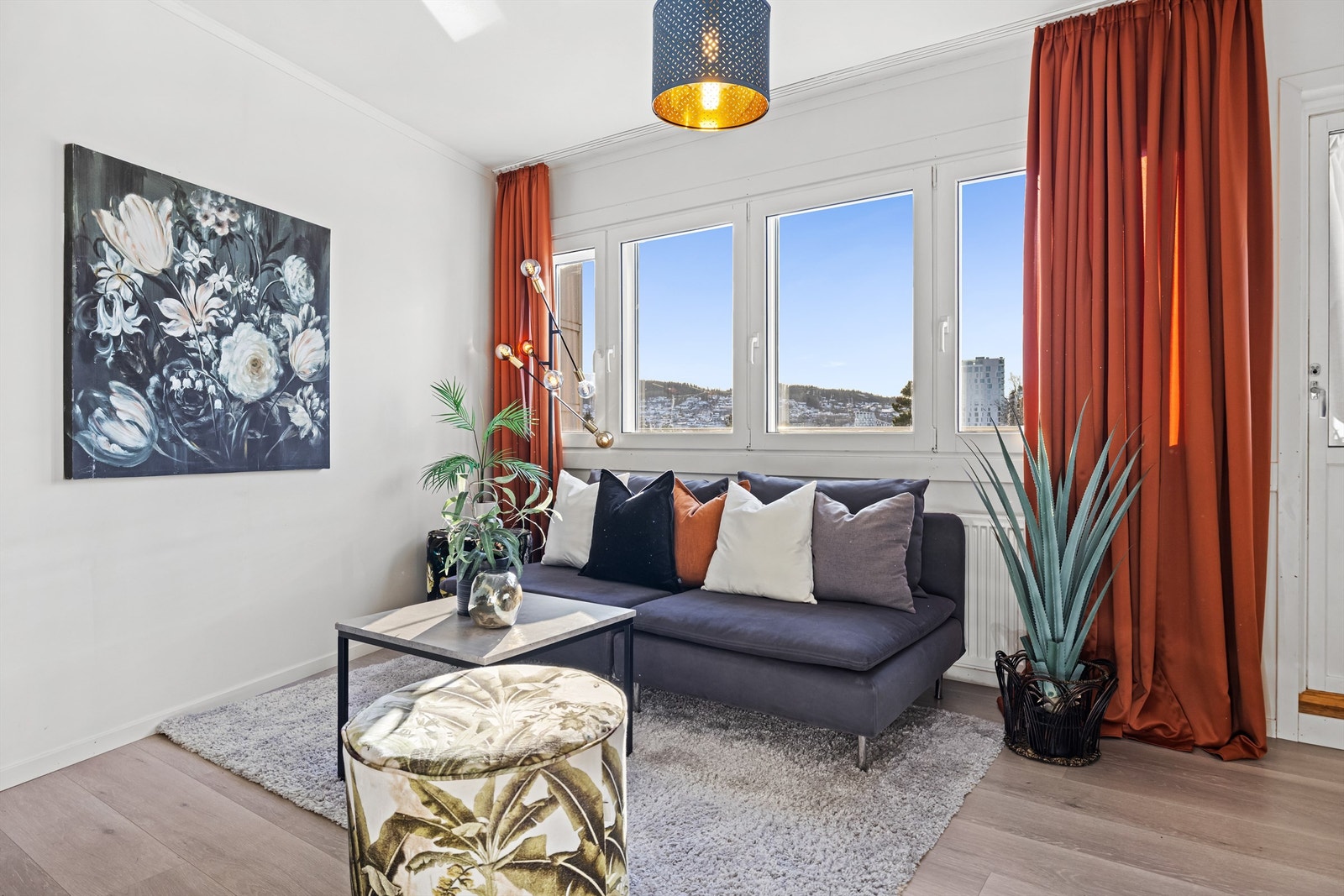 Fra sofakroken har du en åpen og fin utsikt over Lillestrøm. Galleribilde