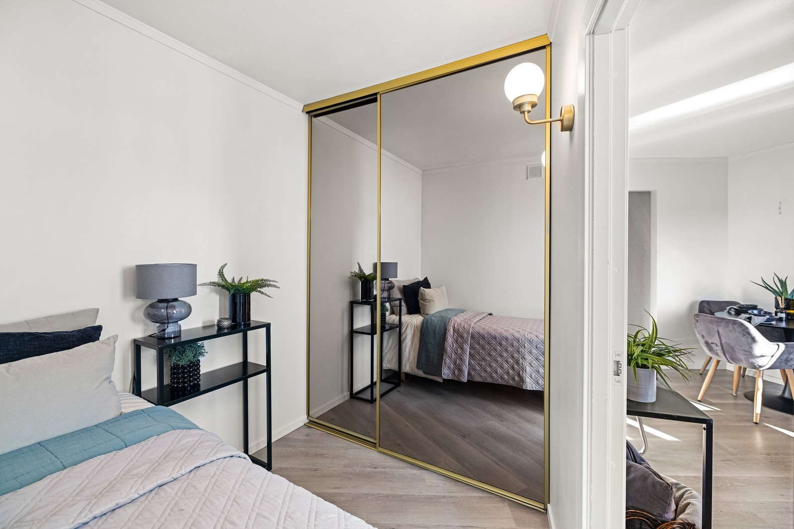 Skyvedørsgarderoben gir rikelig med oppbevaring og bidrar til en god romfølelse. Galleribilde