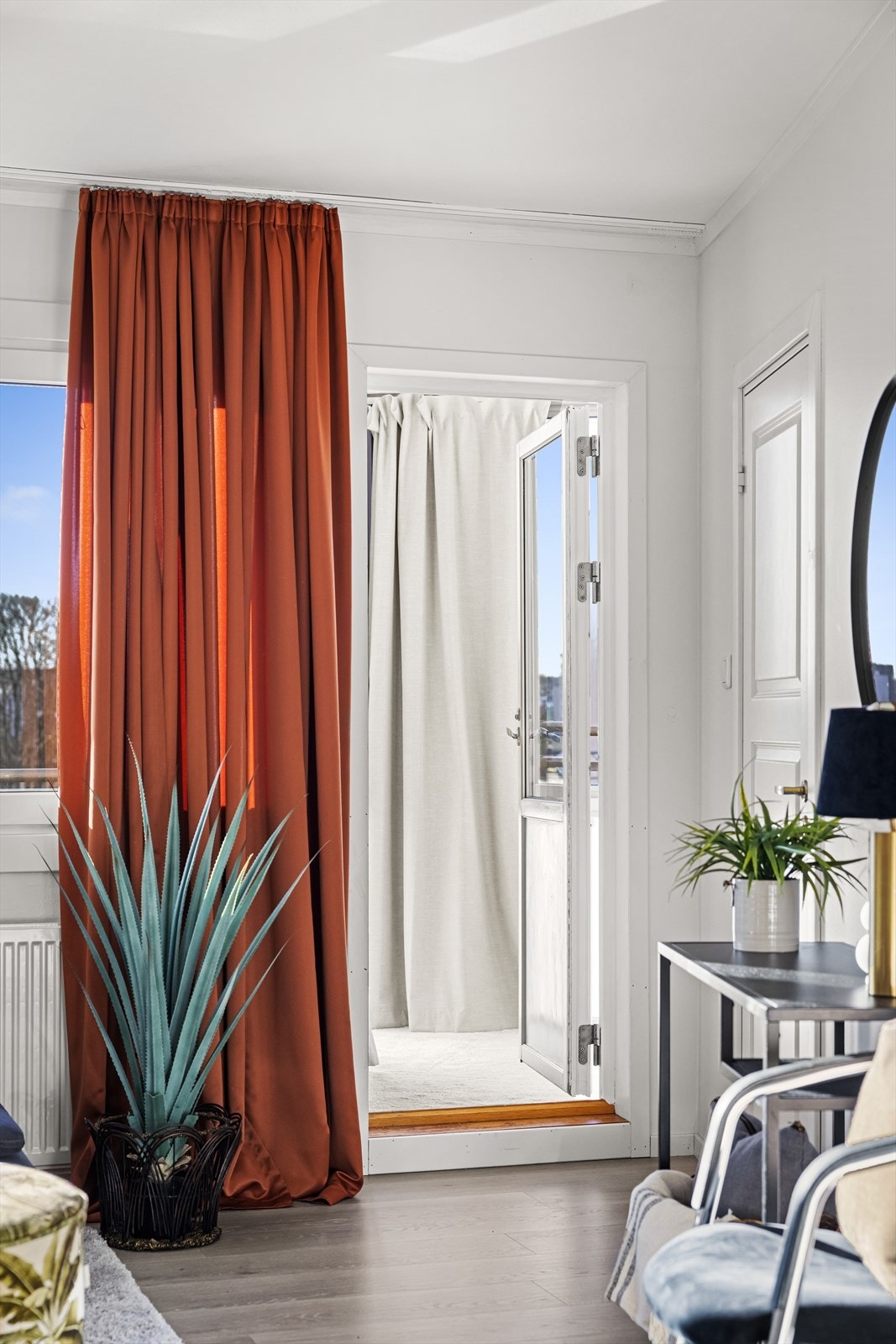 Fra stuen er det direkte utgang til den innglassede balkongen. Galleribilde
