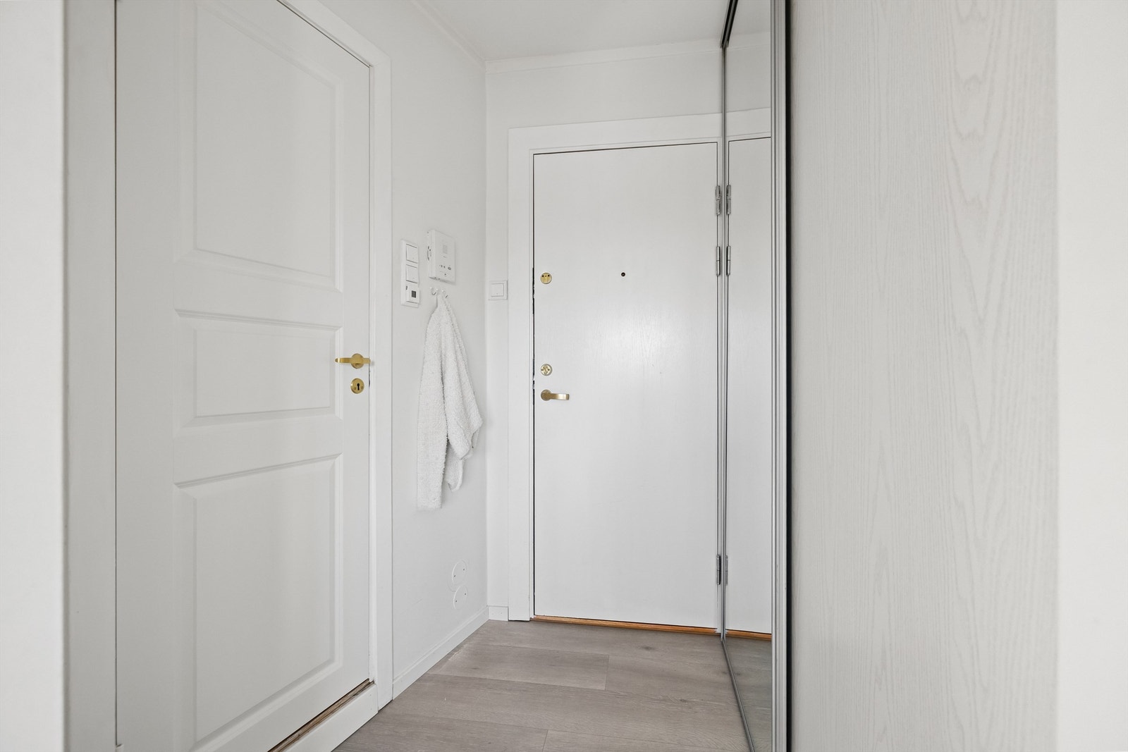 Entréen har et romslig garderobeskap med speilfronter som gir god oppbevaringsplass. Galleribilde