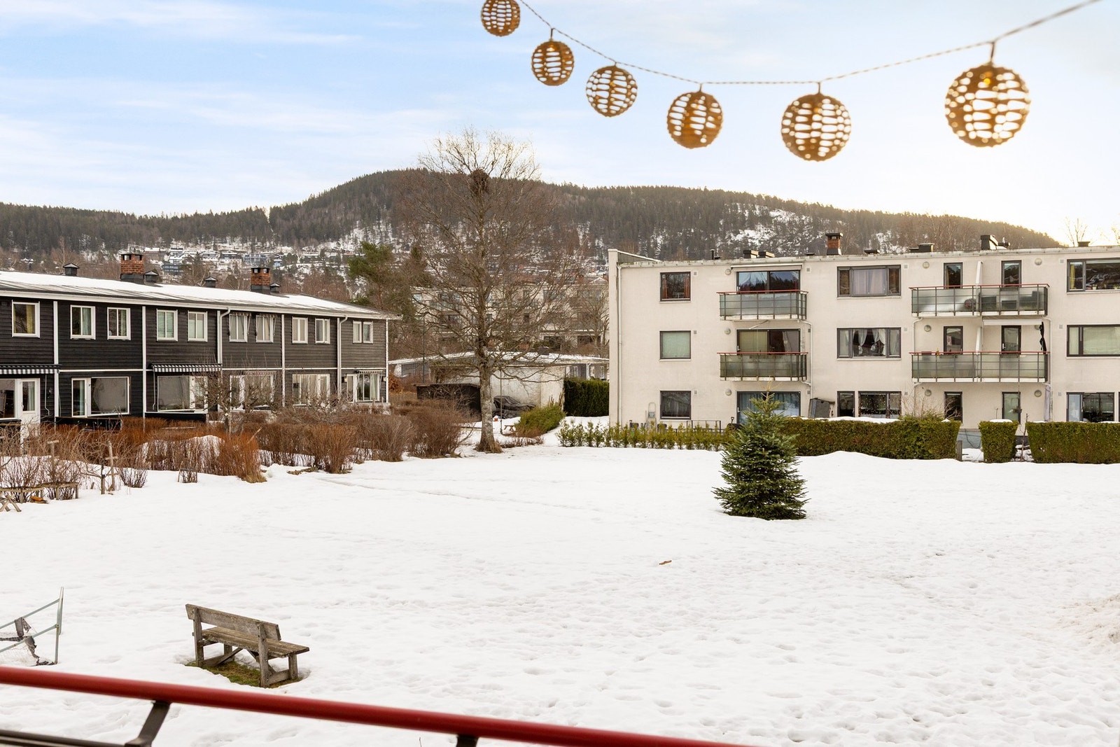 Det er fin utsikt utover nabolaget og mot Grefsenkollen! På balkongen er det morgensol og sol frem til rundt kl.15 på solfylte sommerdager. Galleribilde