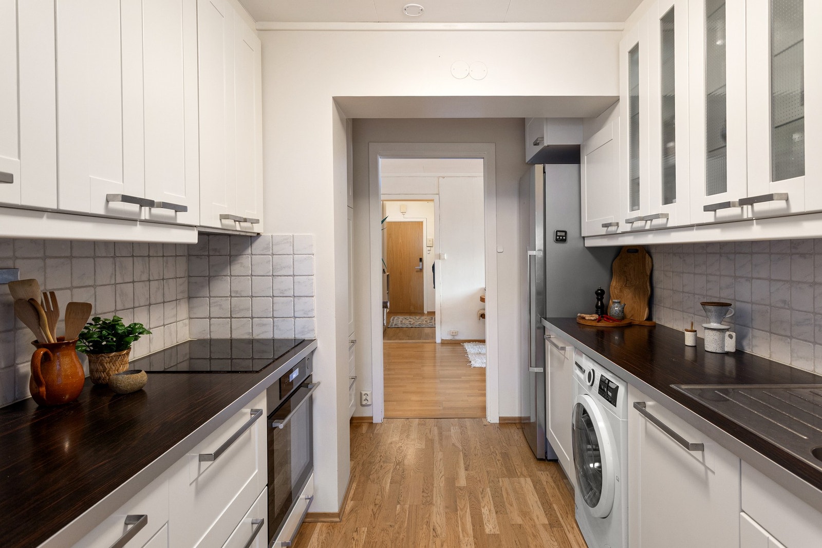 Praktisk kjøkken fra IKEA som er godt utnyttet med mye skap- og benkeplass. Galleribilde