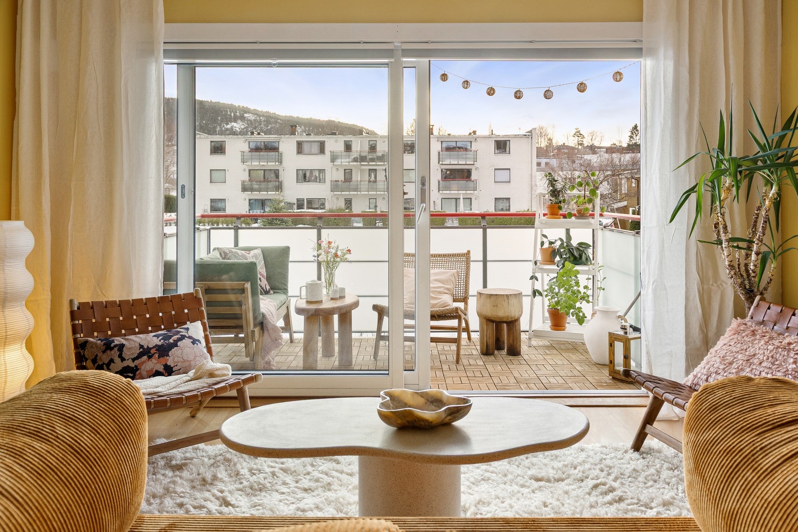 Mailehn Øverås og Cecilia Johansen ønsker velkommen til Neptunveien 23! Foto: Studio Sætre (Hanne Cecilie Sætre). Galleribilde