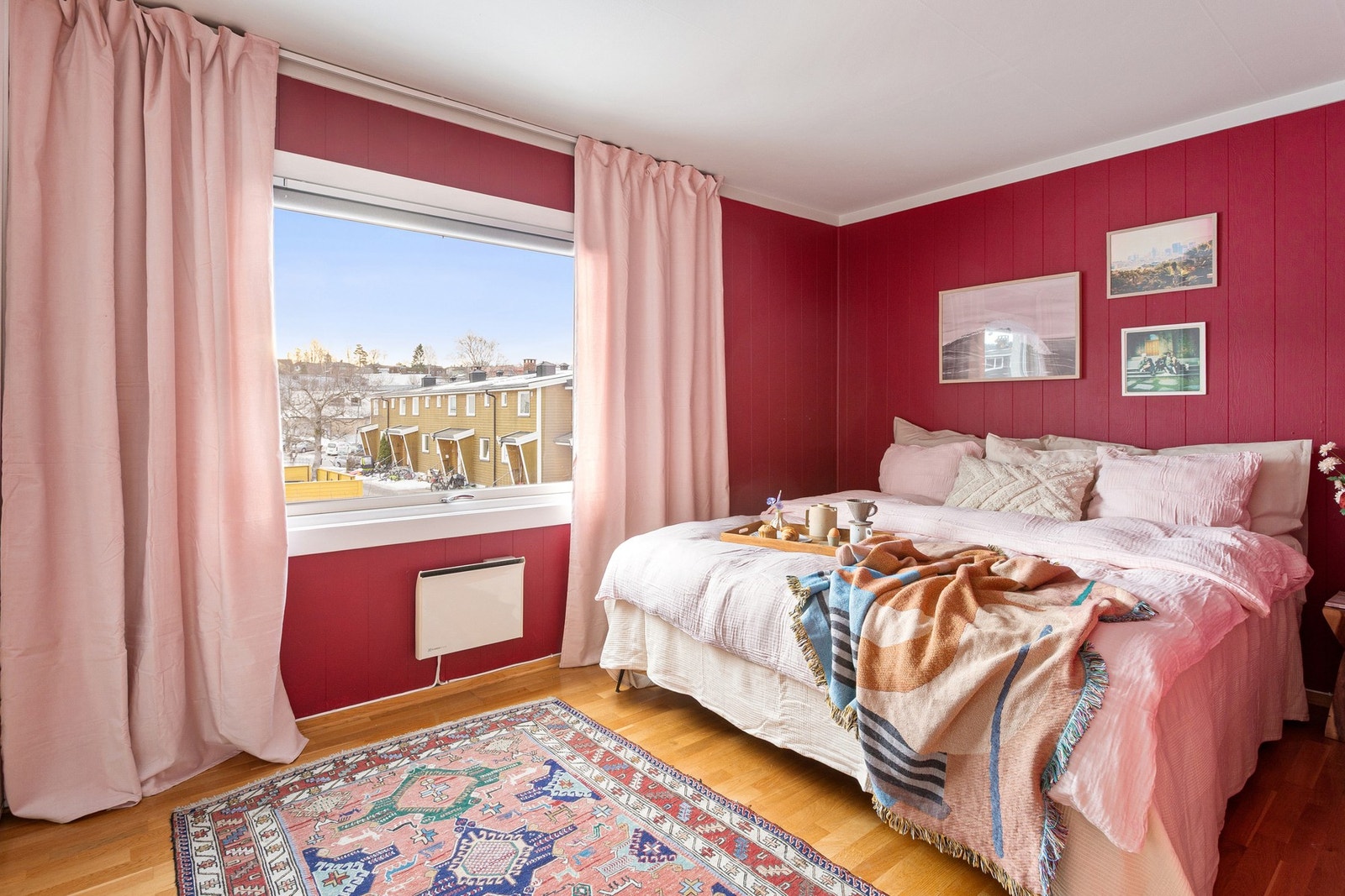 Boligens hovedsoverom har fin plass til dobbeltseng med nattbord. Galleribilde