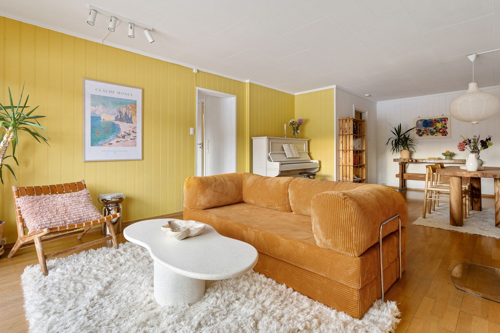 Her er det plass til sofagruppe, salongbord og tilhørende mediemøblement. Galleribilde