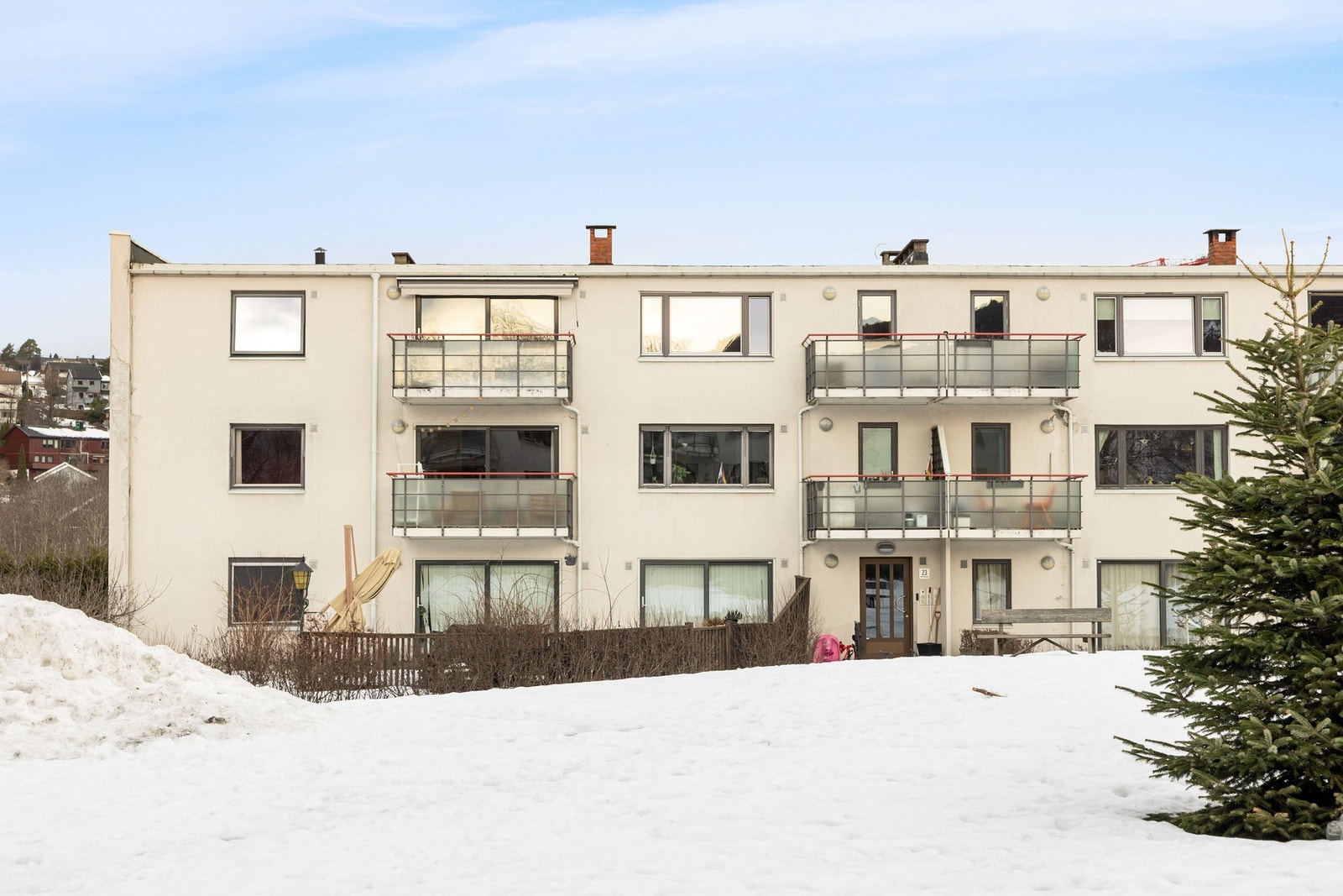 Denne boligen har en svært god beliggenhet i et rolig og familievennlig område på Kjelsås. På sameiets fellesareal er det grill, bord og lekeplass. Galleribilde