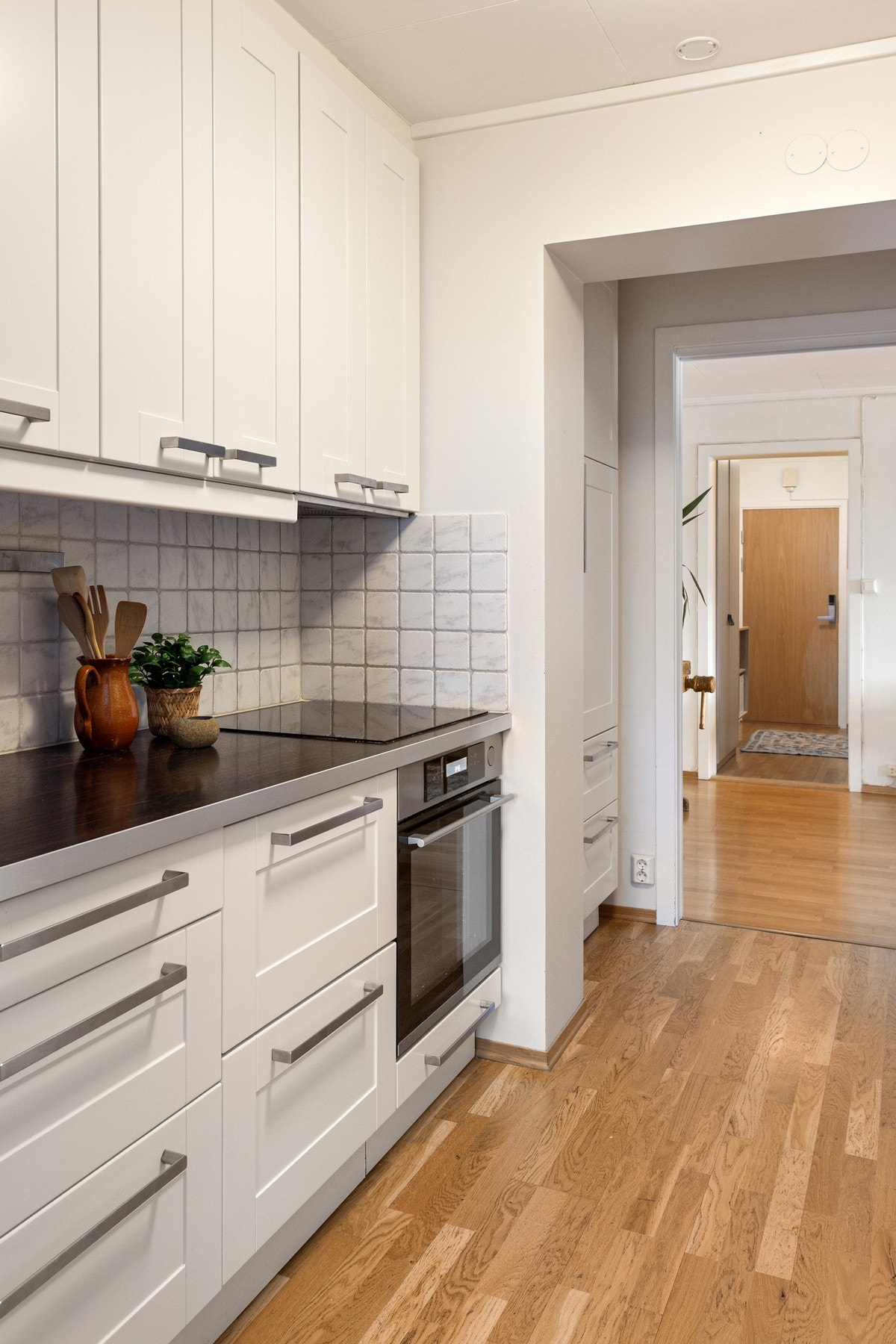 Det er integrert stekeovn, induksjonstopp og oppvaskmaskin - disse medfølger naturligvis ved salg. På kjøkkenet er det også opplegg for vaskemaskin. Galleribilde