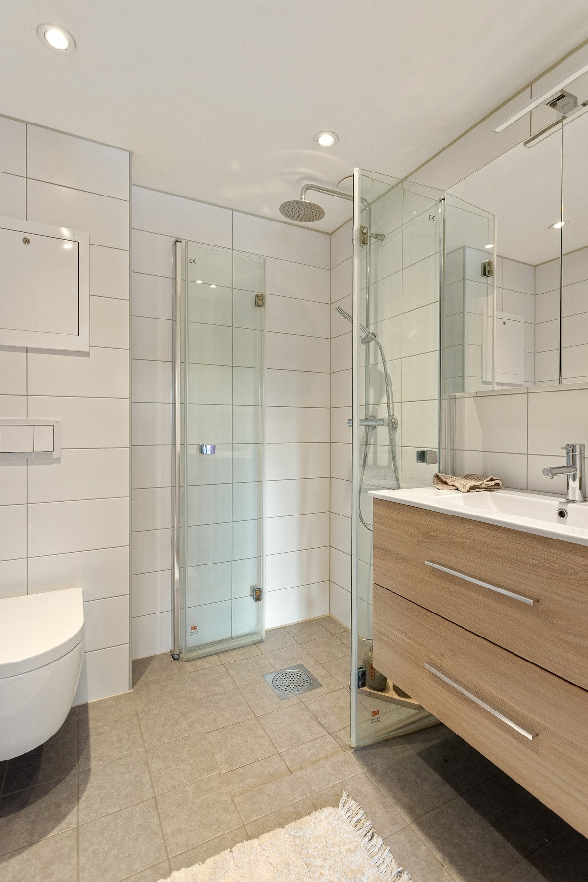 På badet er det i tillegg godt med oppbevaringsplass til toalettsaker og håndklær i et stort skap. Galleribilde