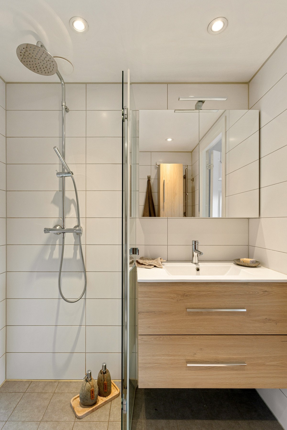 Delikat flislagt bad med gulvvarme og downlightsbelysning. Badet ble pusset opp i 2021 i regi av sameiet. Galleribilde