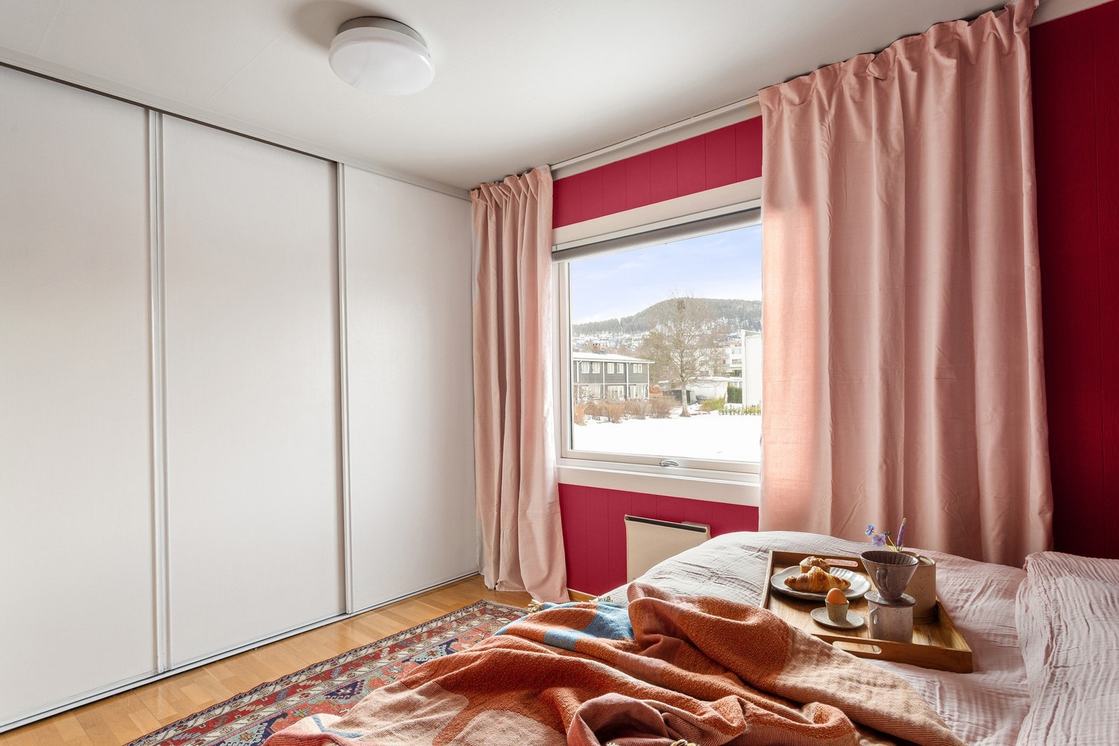 Her er det godt med lagringsplass i skyvedørsgarderoben. Galleribilde