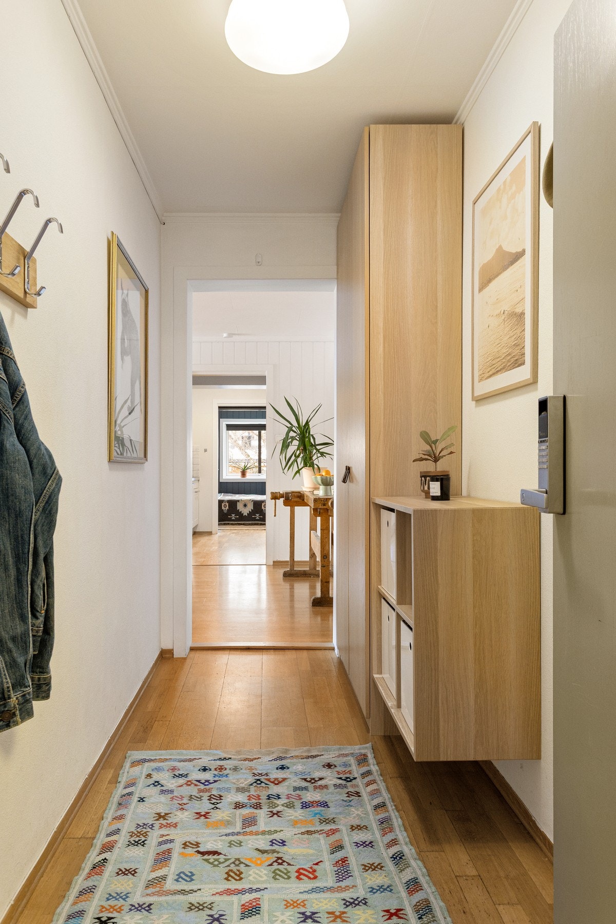 I entreen er det en stor garderobeløsning med plass til yttertøy og en praktisk vegghengt hylle. Det er i tillegg plass til blant annet knaggrekke og speil. Galleribilde