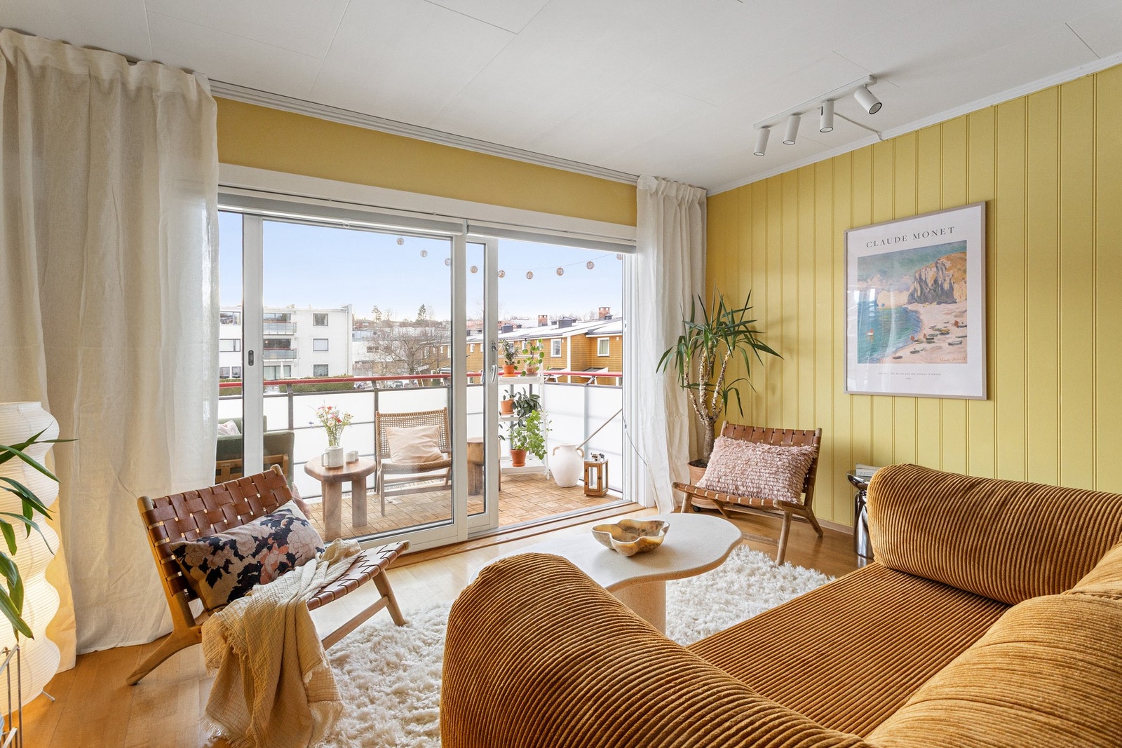 Videre kommer vi inn til boligens naturlige samlingspunkt. Legg merke til de store vindusflatene som gir godt med naturlig lysinnslipp! Galleribilde