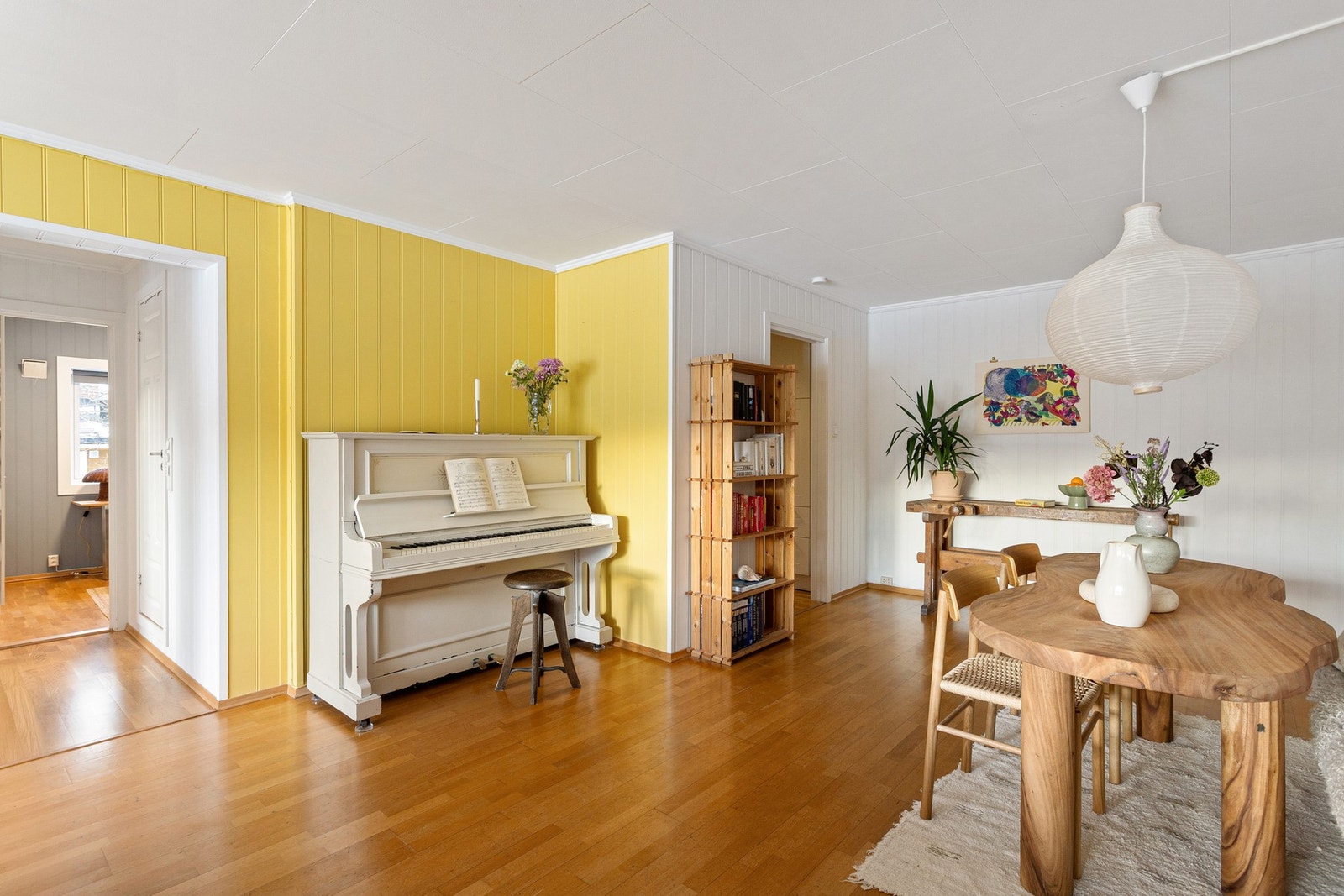 Her er det plass til et stort spisebord og annet ønskelig møblement. Galleribilde