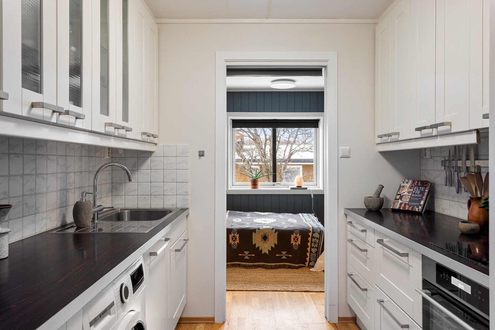 Fra kjøkkenet og videre inn til det ene av totalt tre soverom. Galleribilde