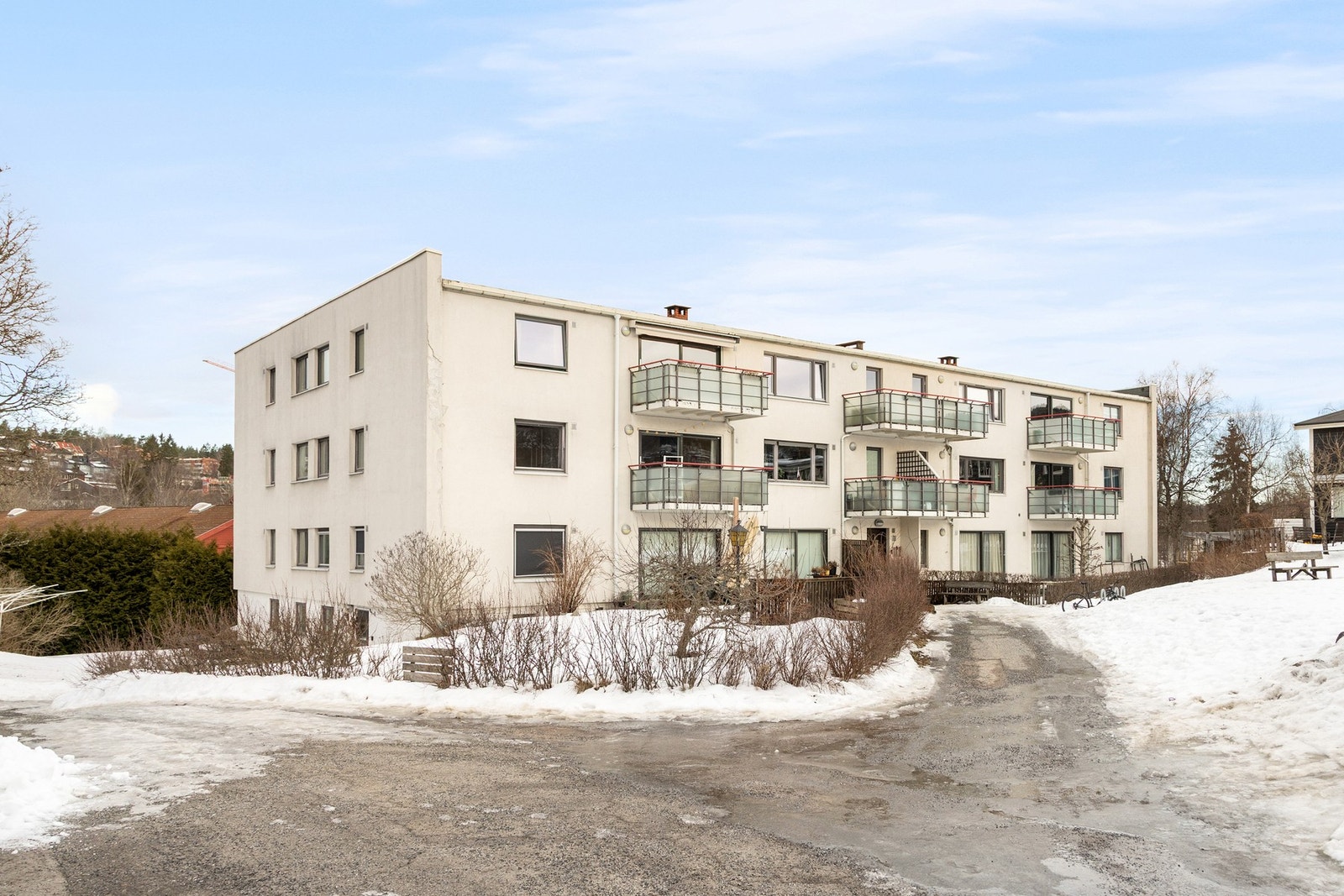 Fellestomten er opparbeidet med blant annet asfalterte internveier, gressplener, trær, prydbusker og diverse beplantning. Den fine innrammingen av sameiets fellesareal gjør det trygt så her kan barna boltre seg fritt. Galleribilde