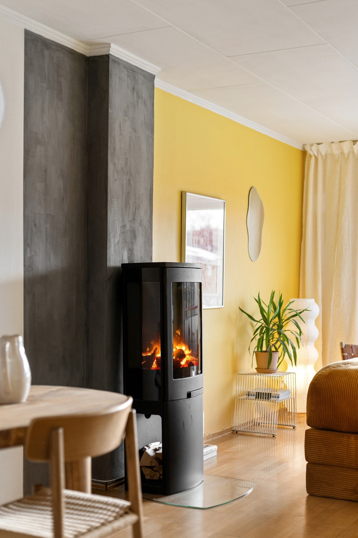 I stuen er det også en peisovn som sørger for både varme og hygge gjennom vinterhalvåret. Vedovnen ble montert i 2018. Galleribilde