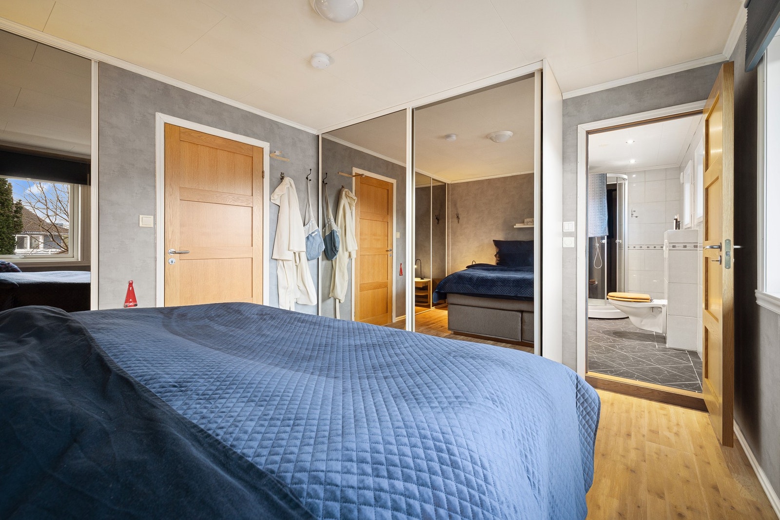Fra dette soverommet er det inngang til ditt eget bad. Galleribilde