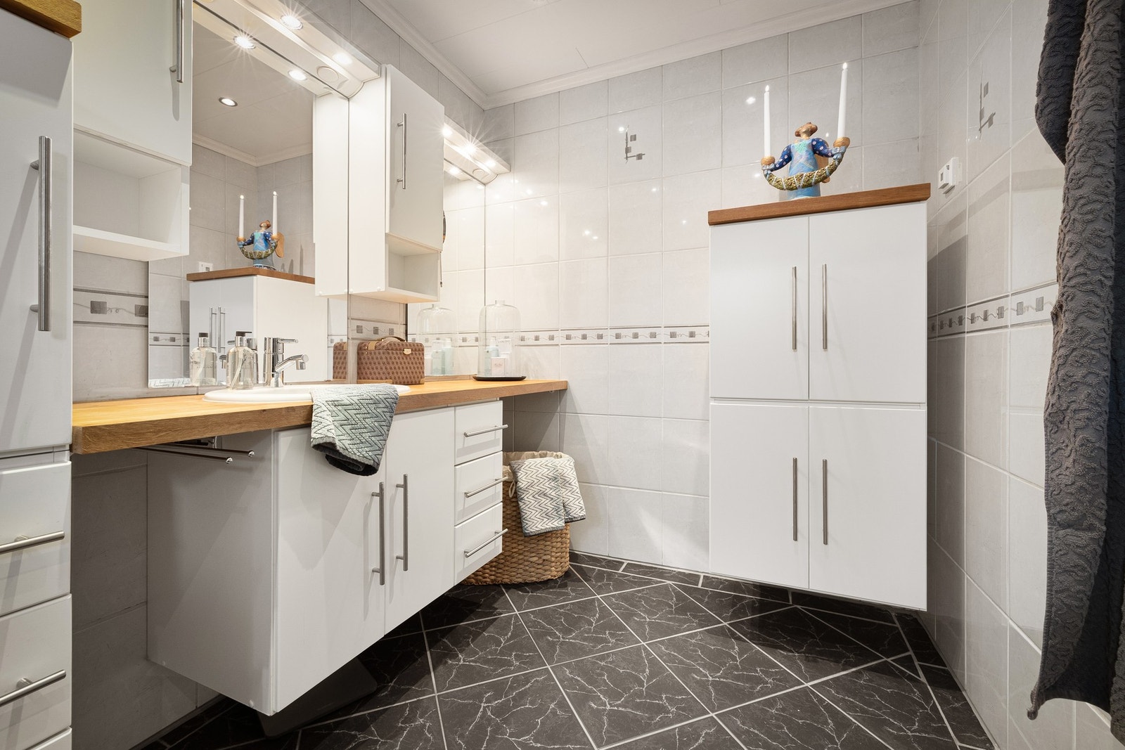 Rommet har innredning med nedfelt servant, veggmontert toalett og dusjkabinett. Galleribilde