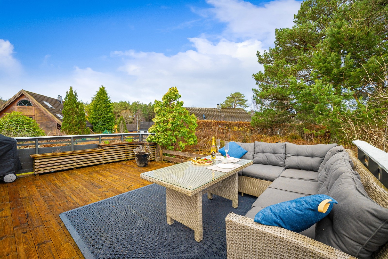 Her kan man nyte kveldssolen. Galleribilde