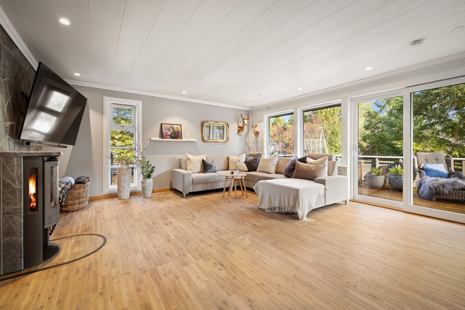 På veggen ved vedovnen er det en flott skifervegg som er en herlig kontrast til resten av stuen. Galleribilde