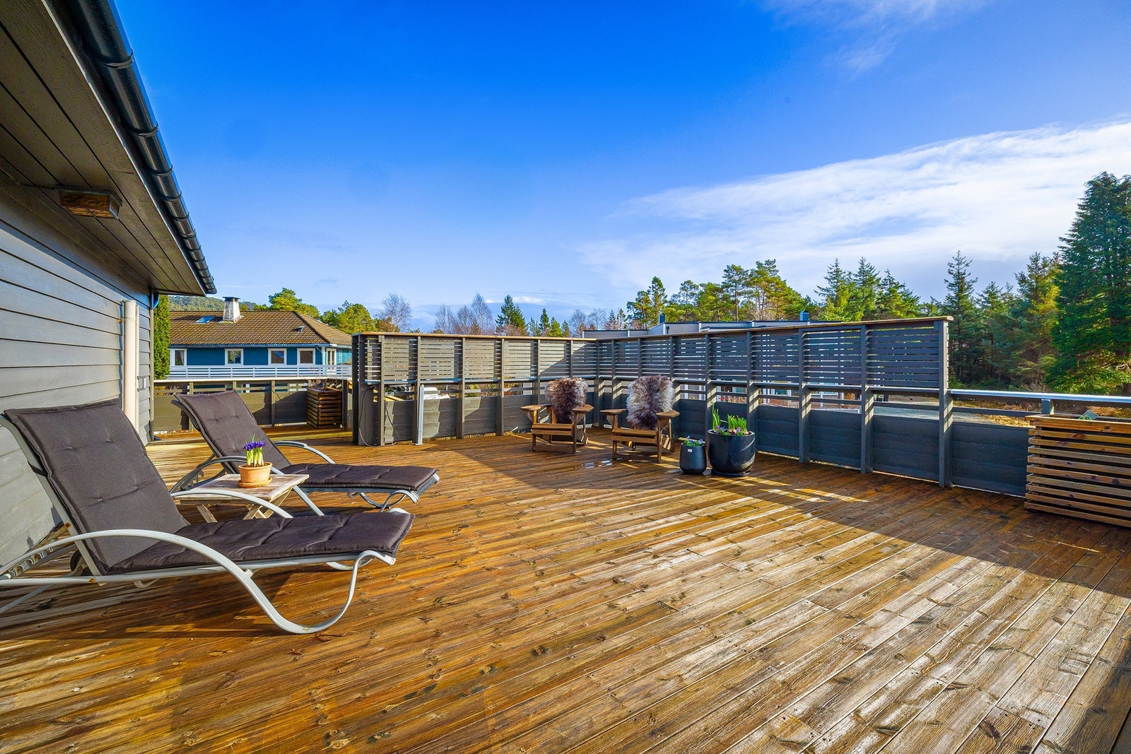 Denne siden har den største terrassen. Her nyter man morgen til ettermiddag sol. Galleribilde